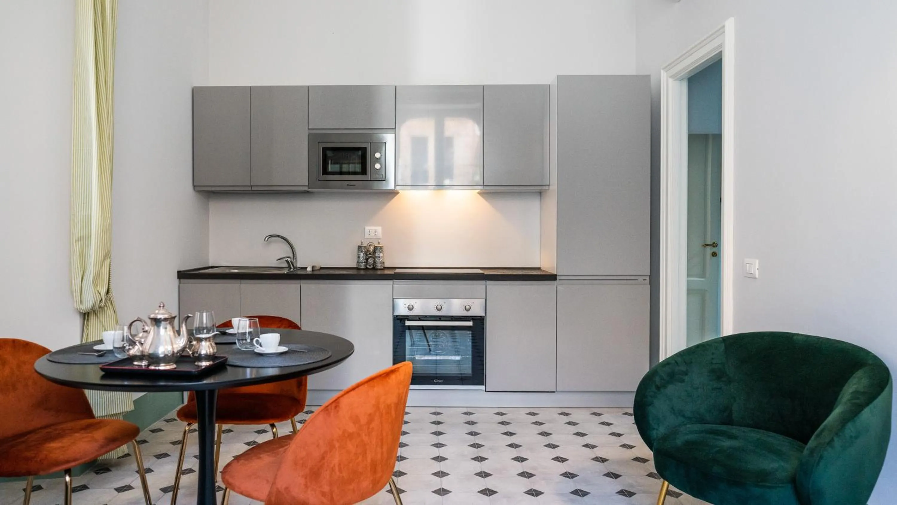 Communal kitchen in Capo 10 Liberty Apartments