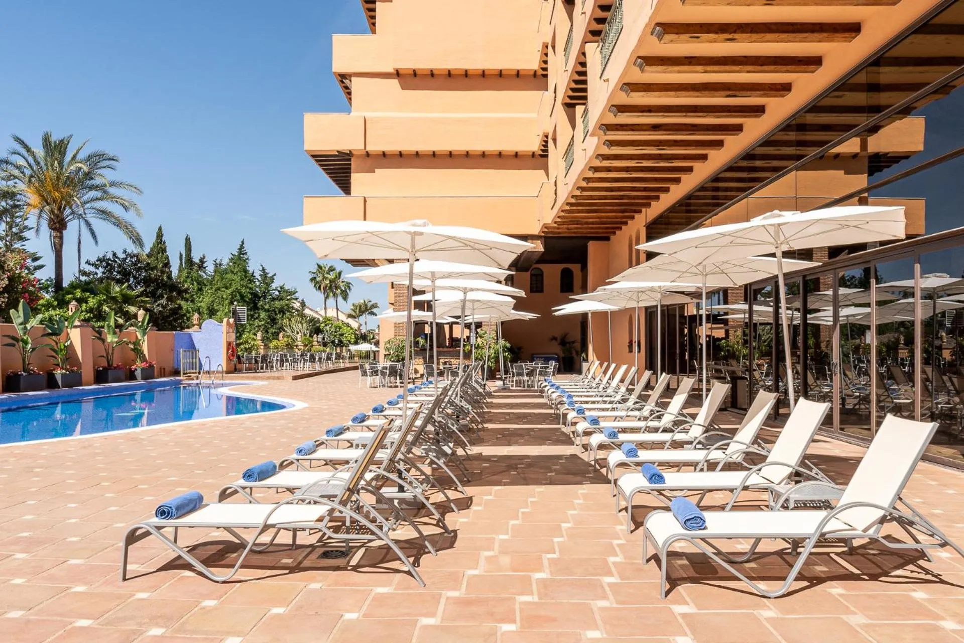 Swimming pool in Globales Paraíso Beach
