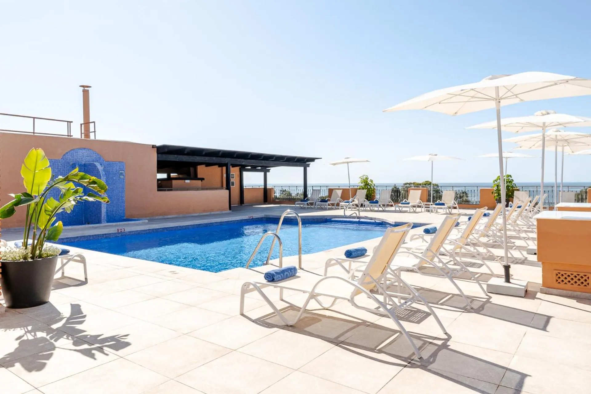 Swimming pool in Globales Paraíso Beach