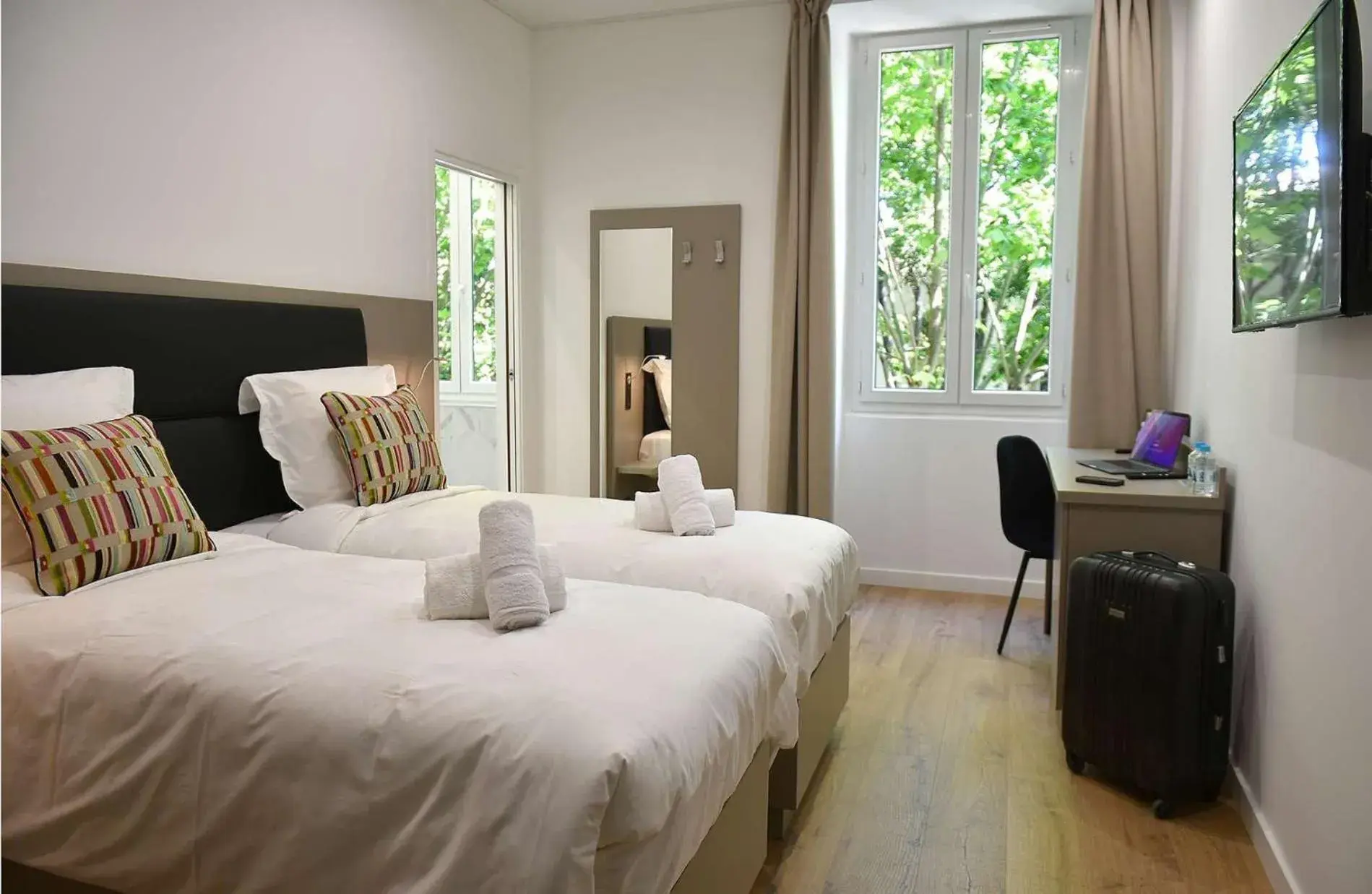 Twin Room in Hôtel Continental Twin Room in Hôtel Continental