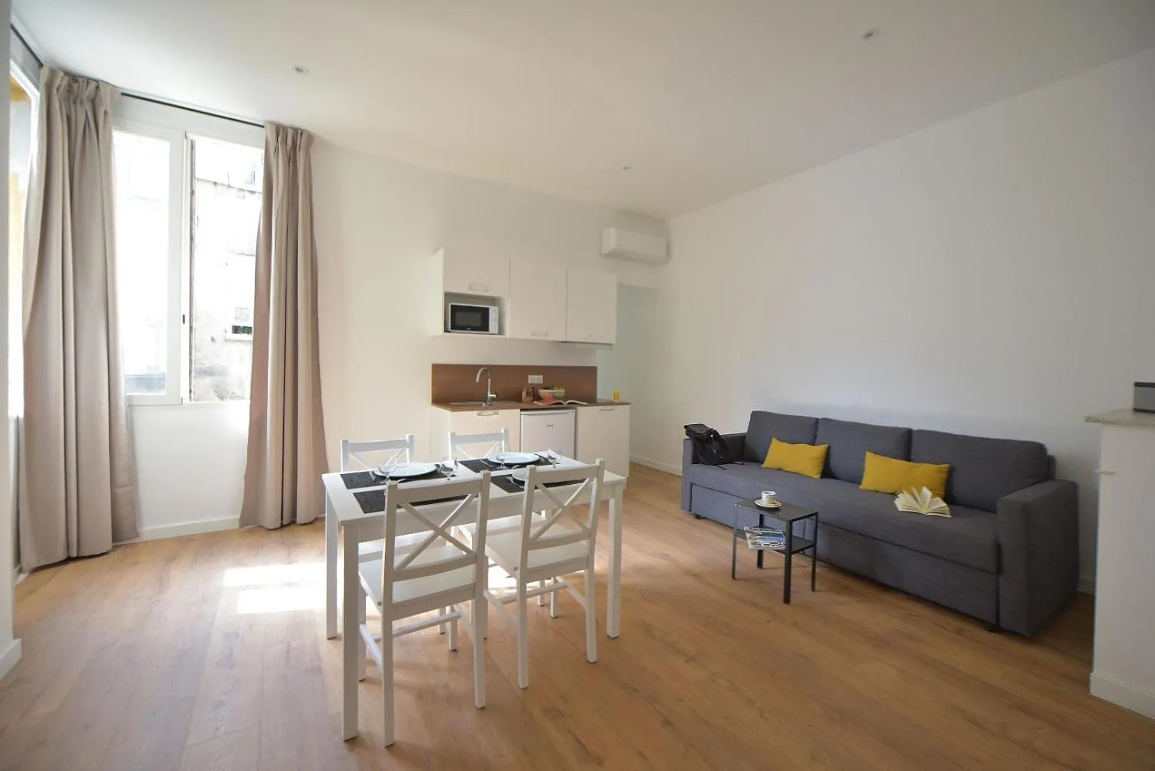 Kitchen or kitchenette in Hôtel Continental