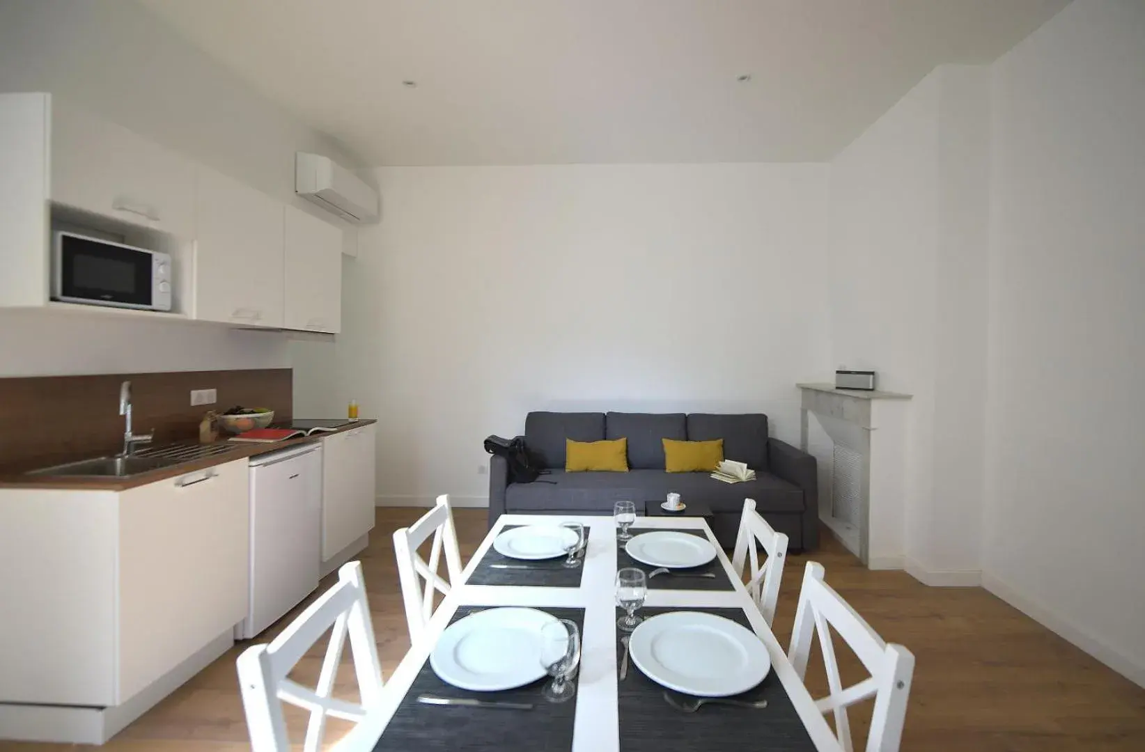 Two-Bedroom Apartment in Hôtel Continental Two-Bedroom Apartment in Hôtel Continental