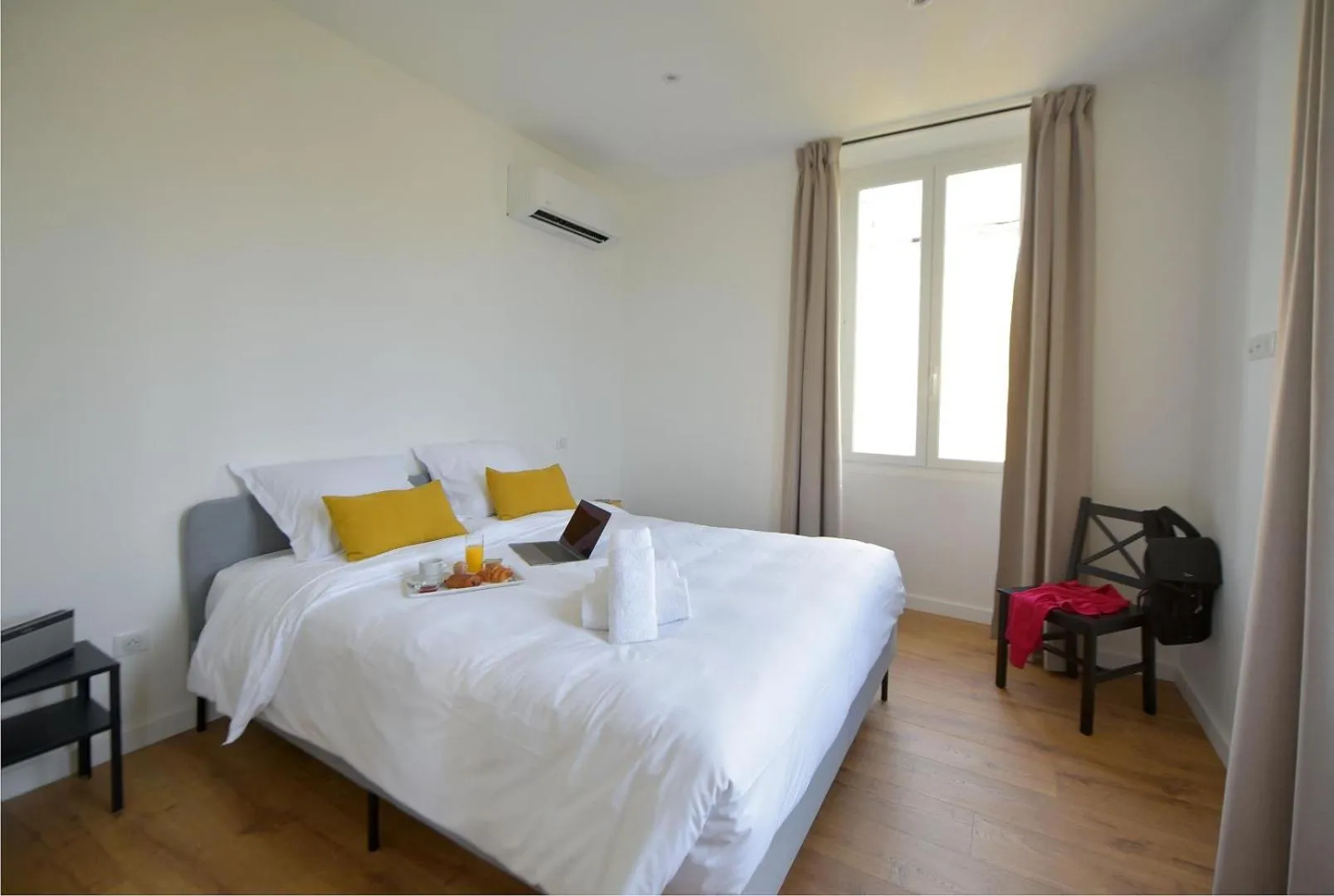 Bedroom, Bed in Hôtel Continental