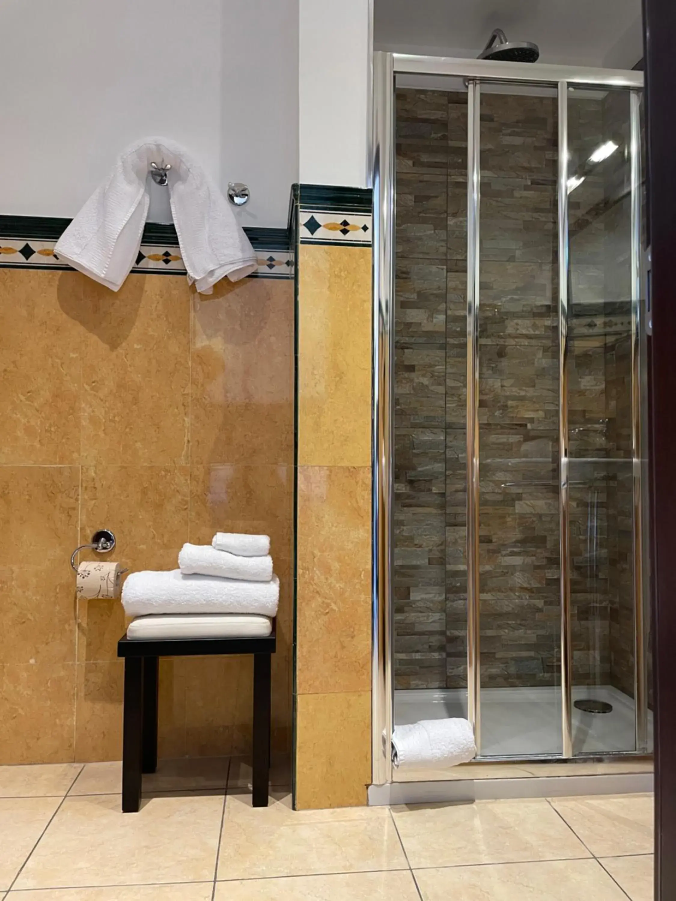 Shower, Bathroom in Cassisi Hotel