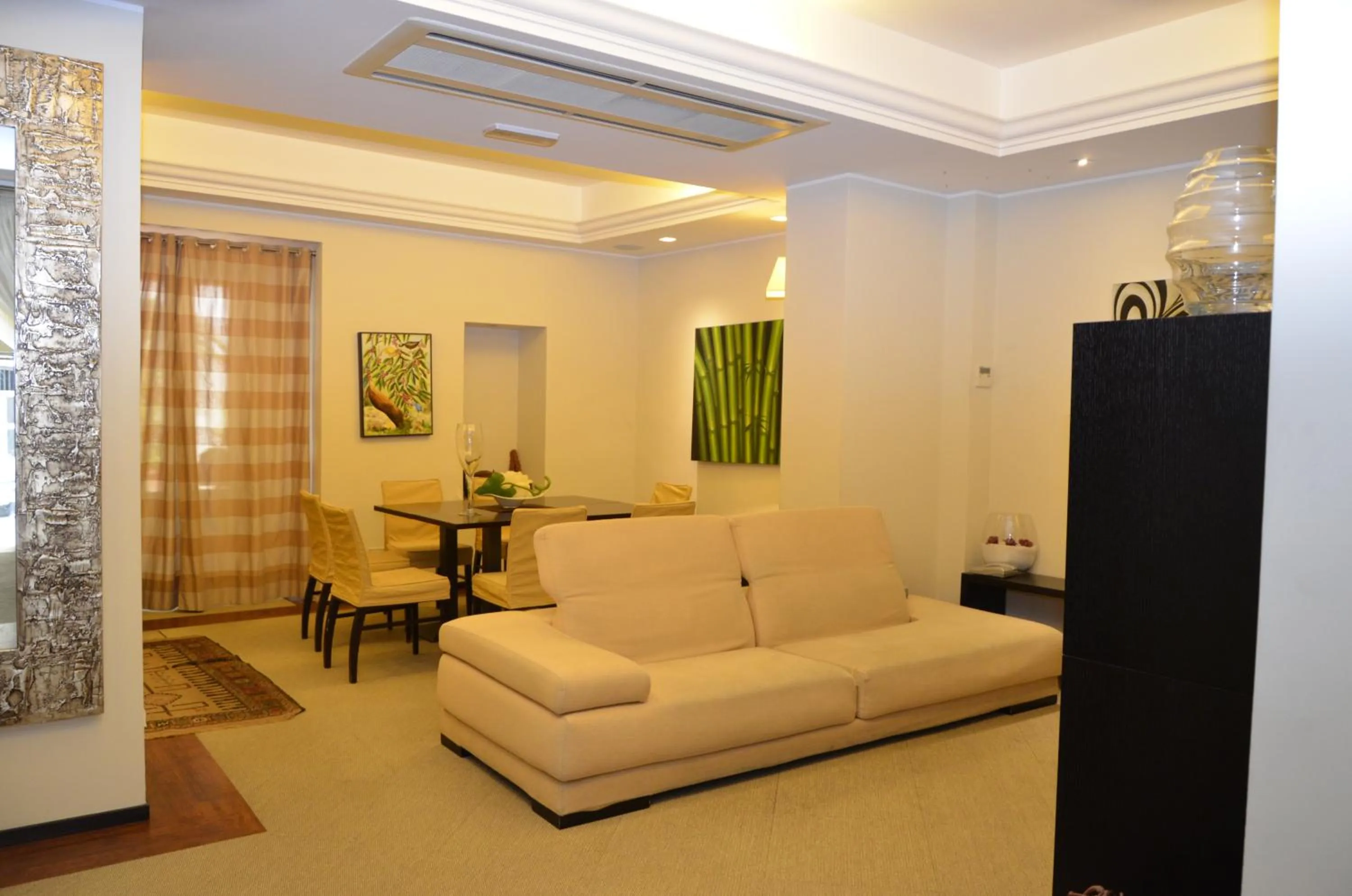 Communal lounge/ TV room in Cassisi Hotel