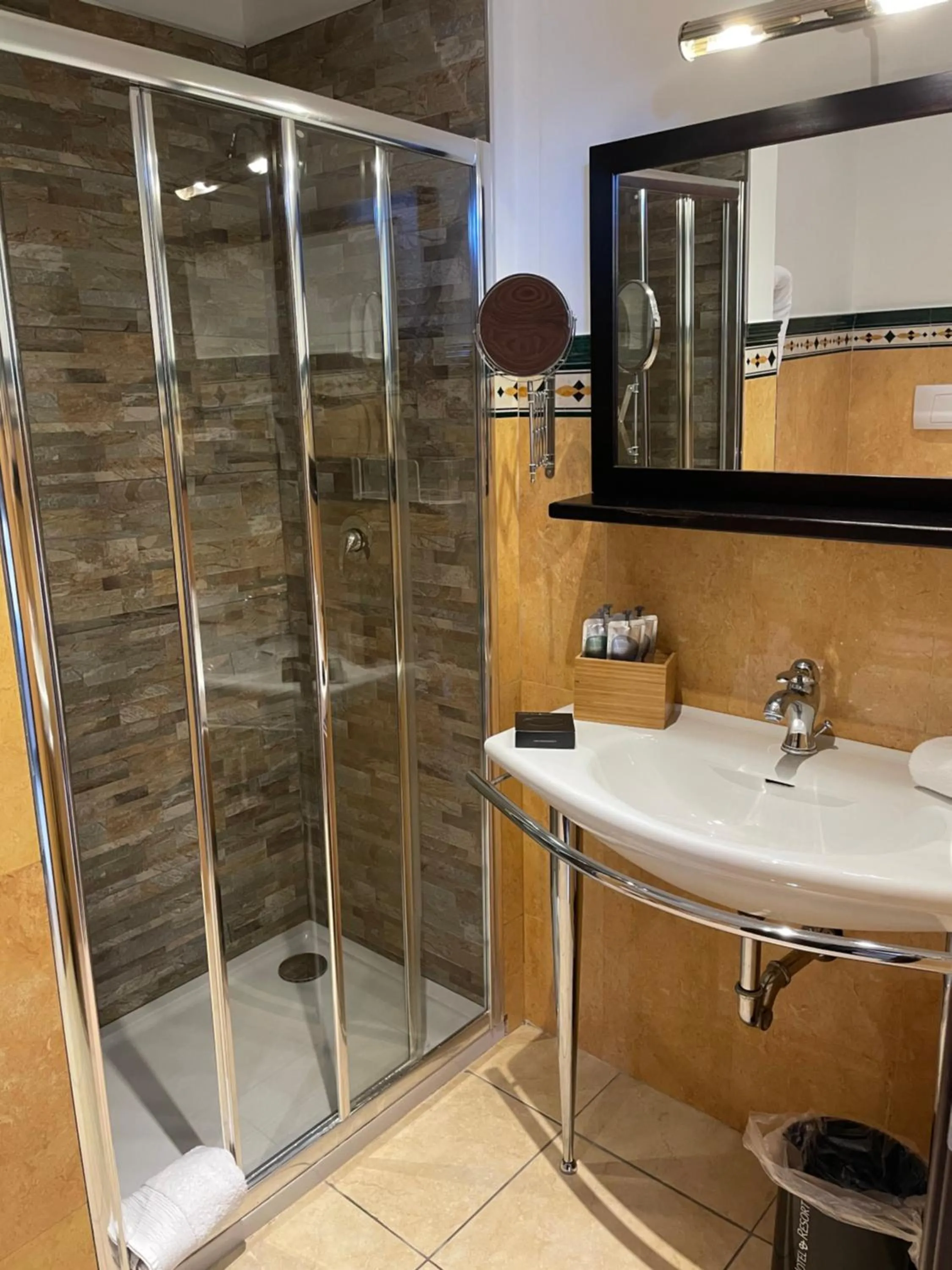 Shower in Cassisi Hotel