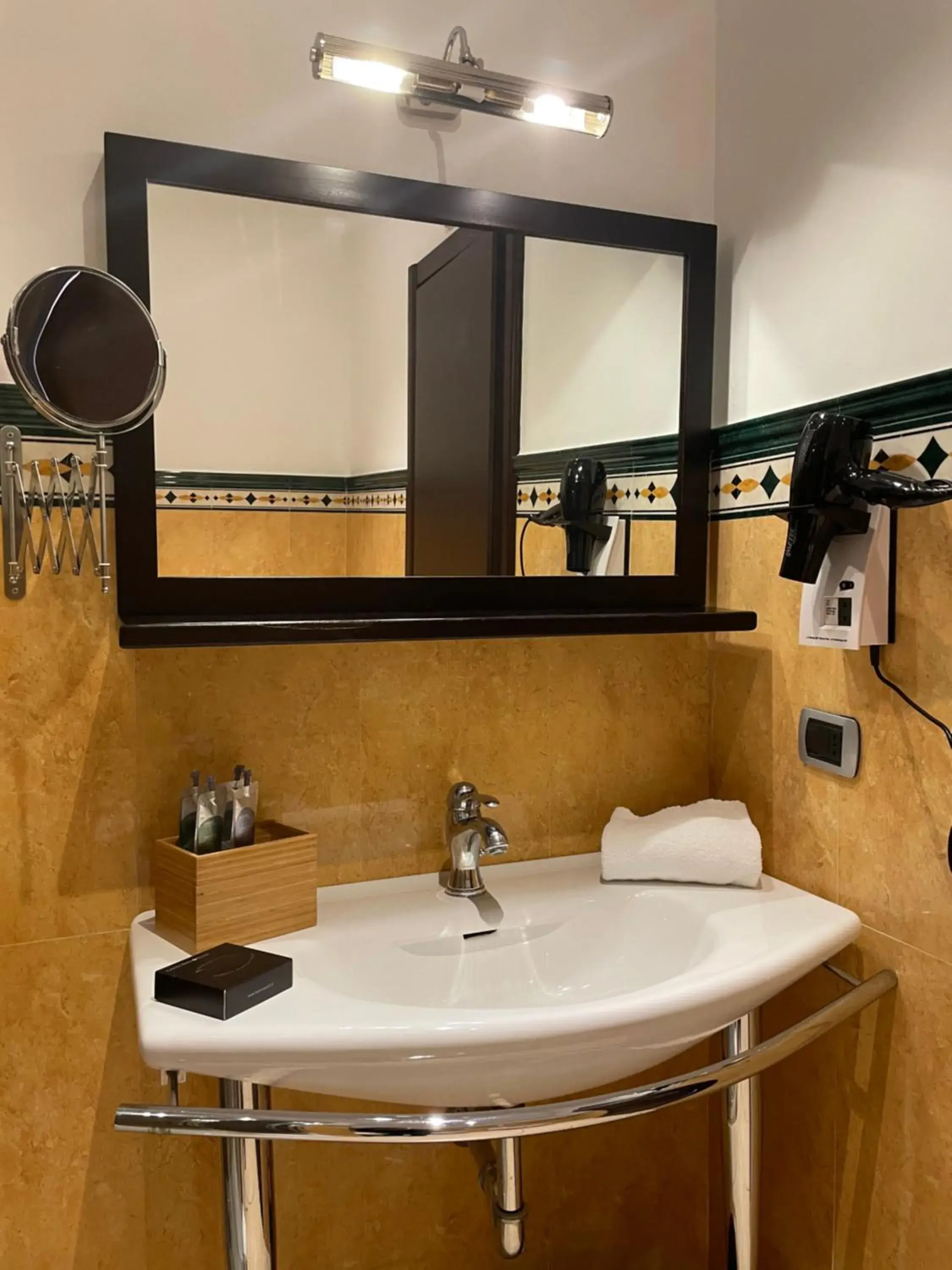Bathroom in Cassisi Hotel