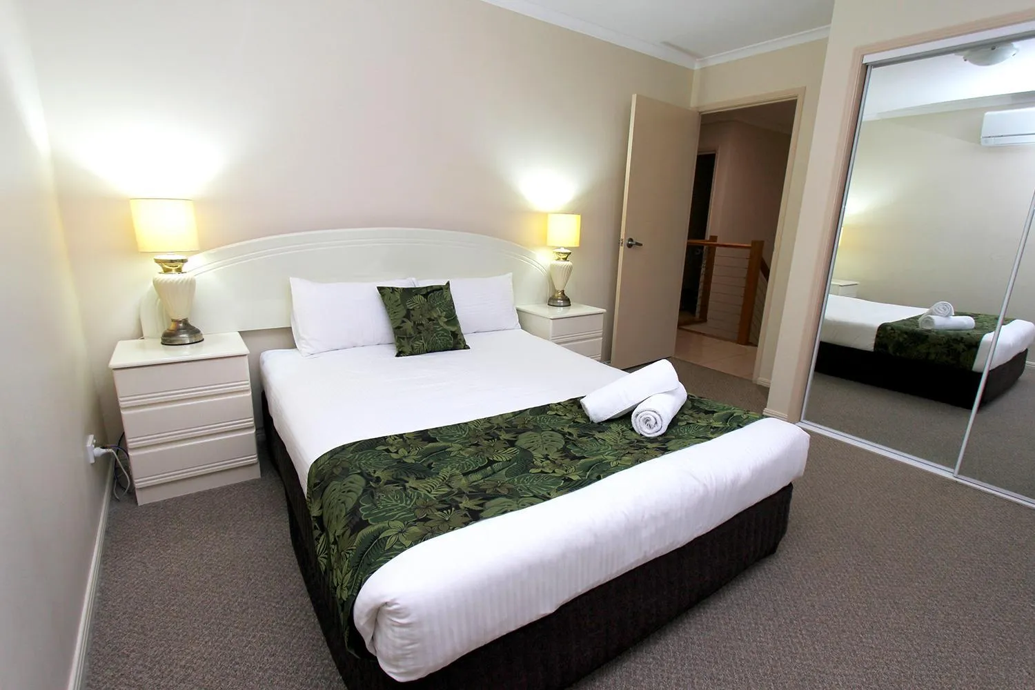 Bedroom, Bed in The Palms Motel