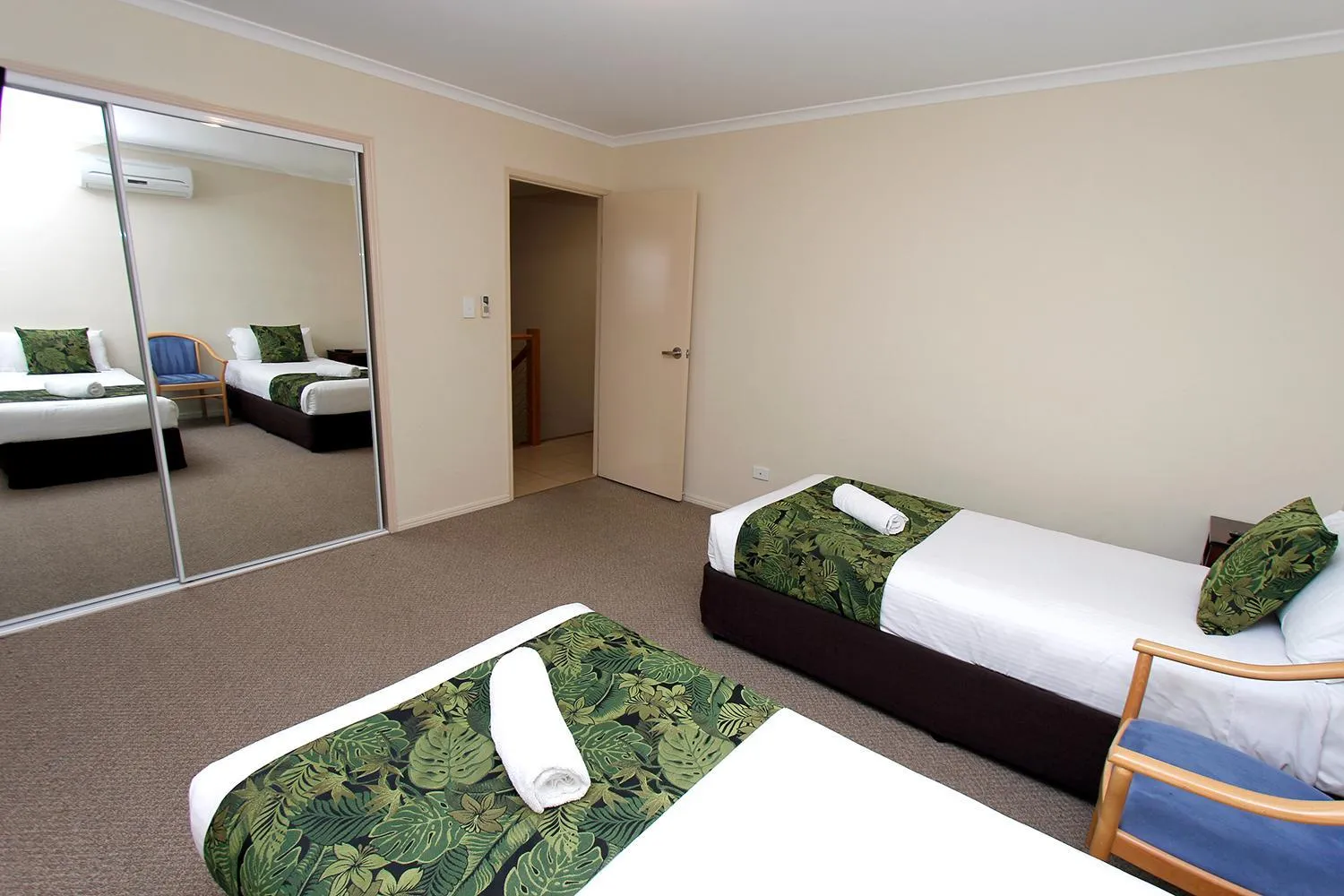 Bedroom, Bed in The Palms Motel