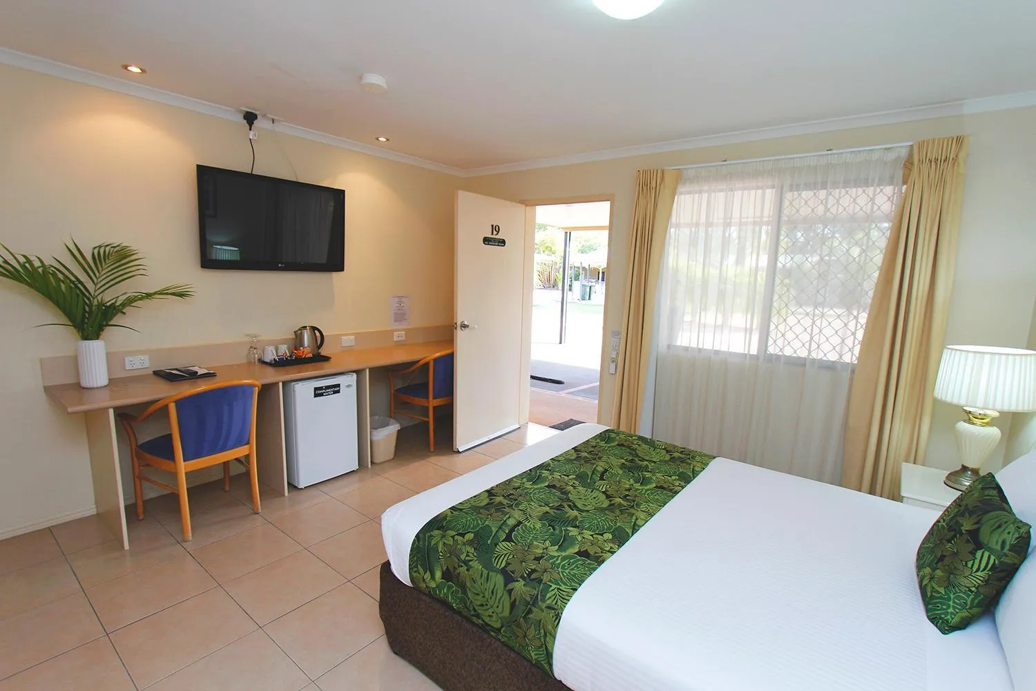 Bedroom, Bed in The Palms Motel