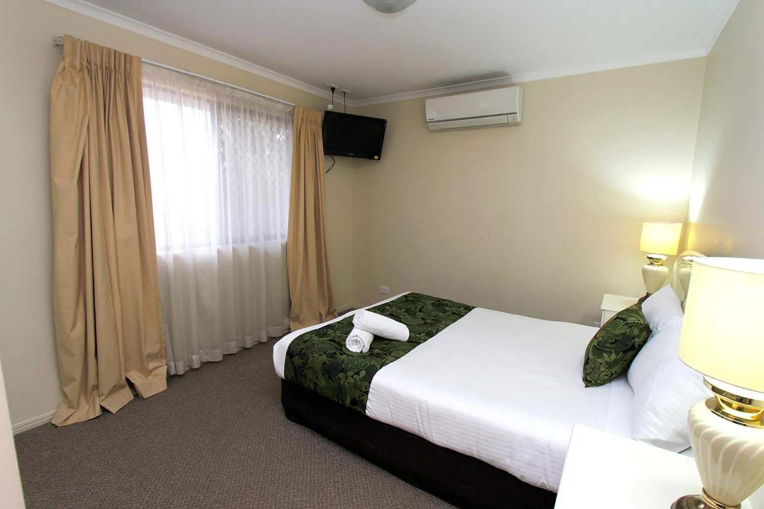 Bedroom, Bed in The Palms Motel