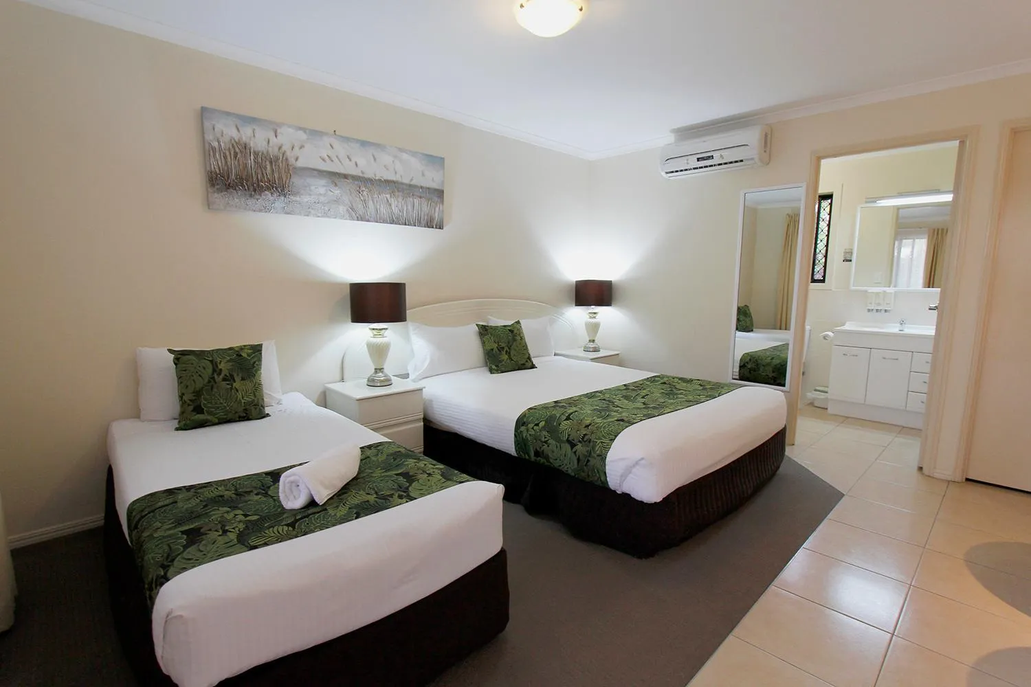 Photo of the whole room, Bed in The Palms Motel