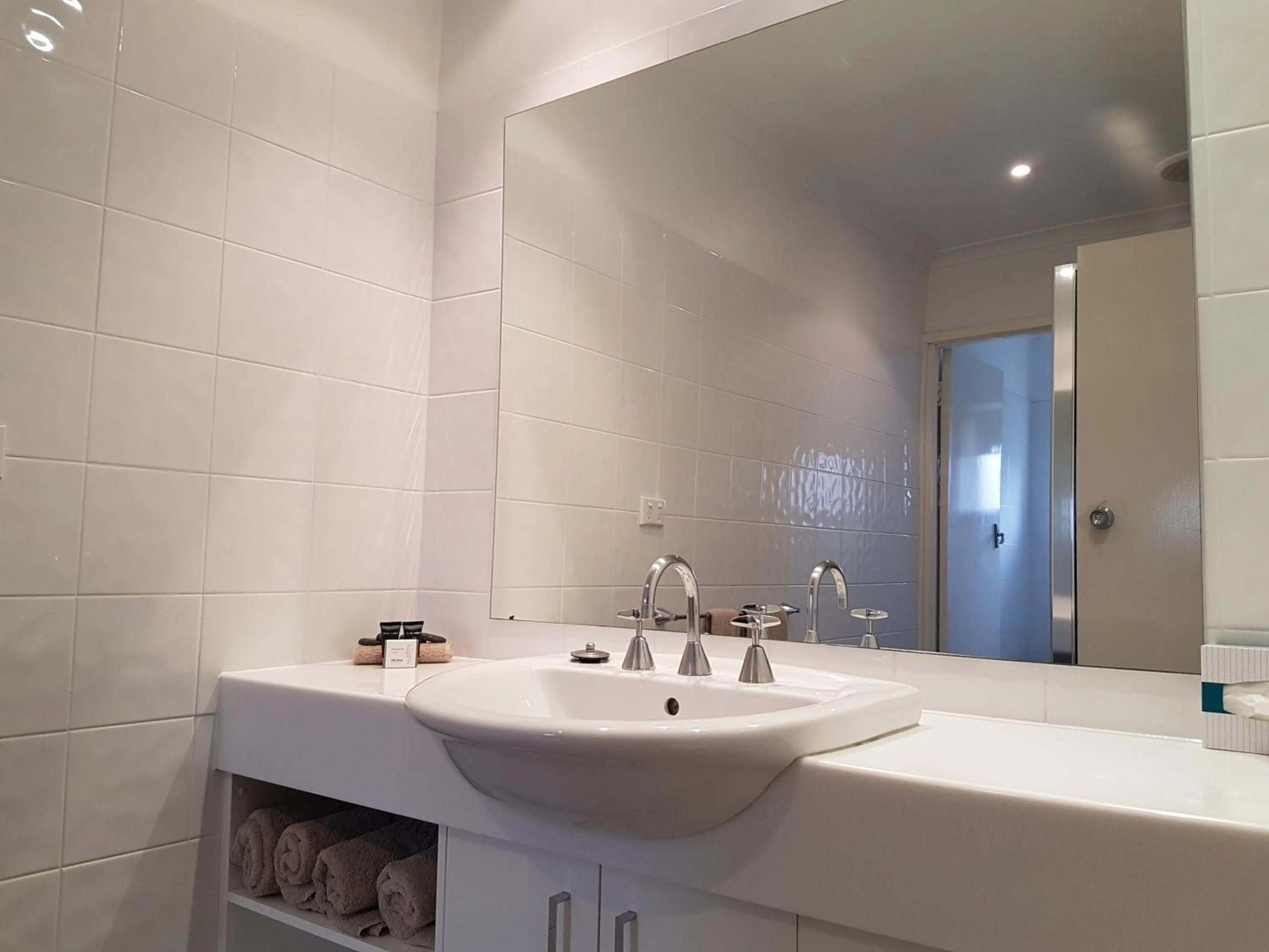 Bathroom in Centralpoint Motel