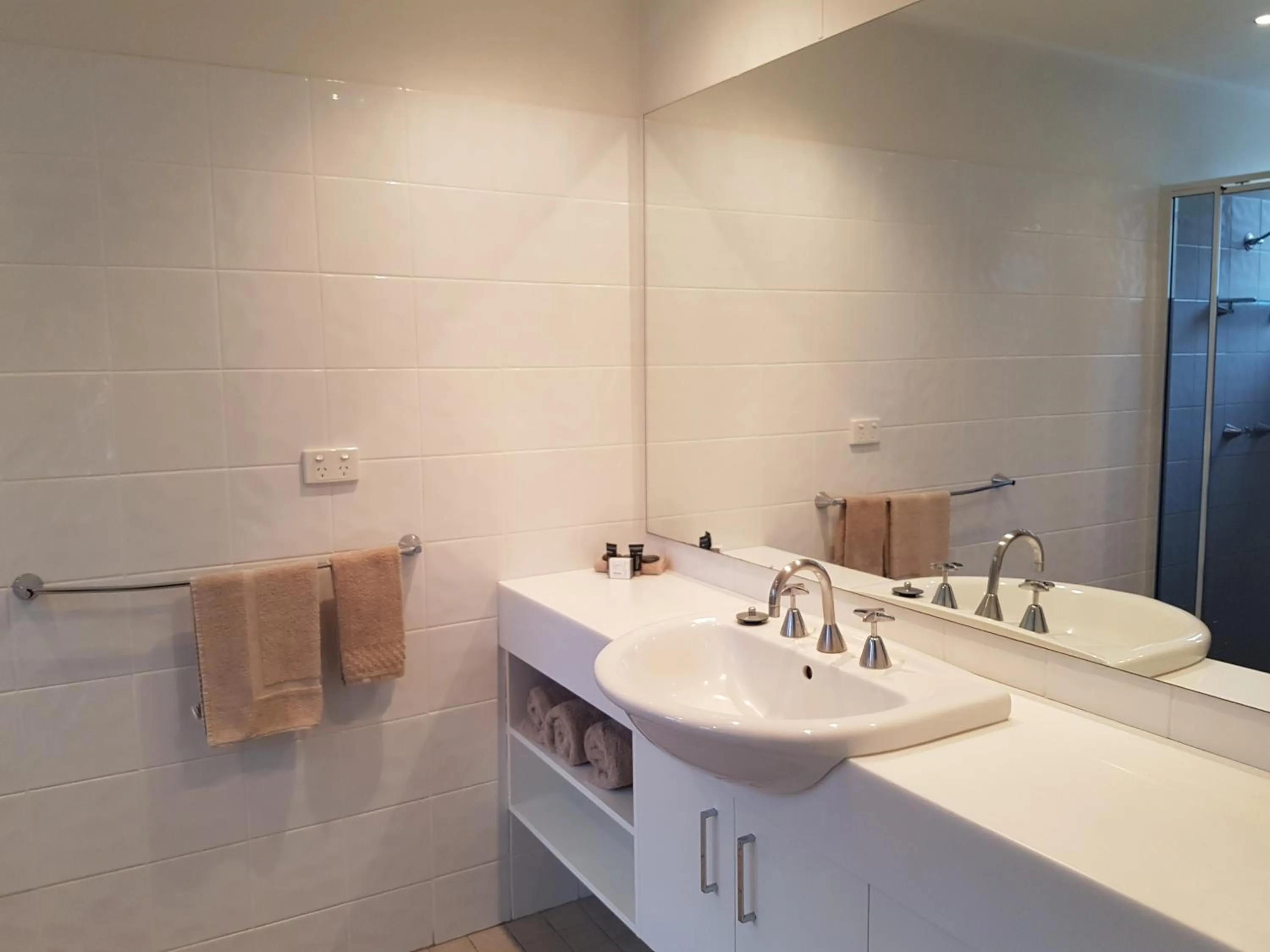 Bathroom in Centralpoint Motel