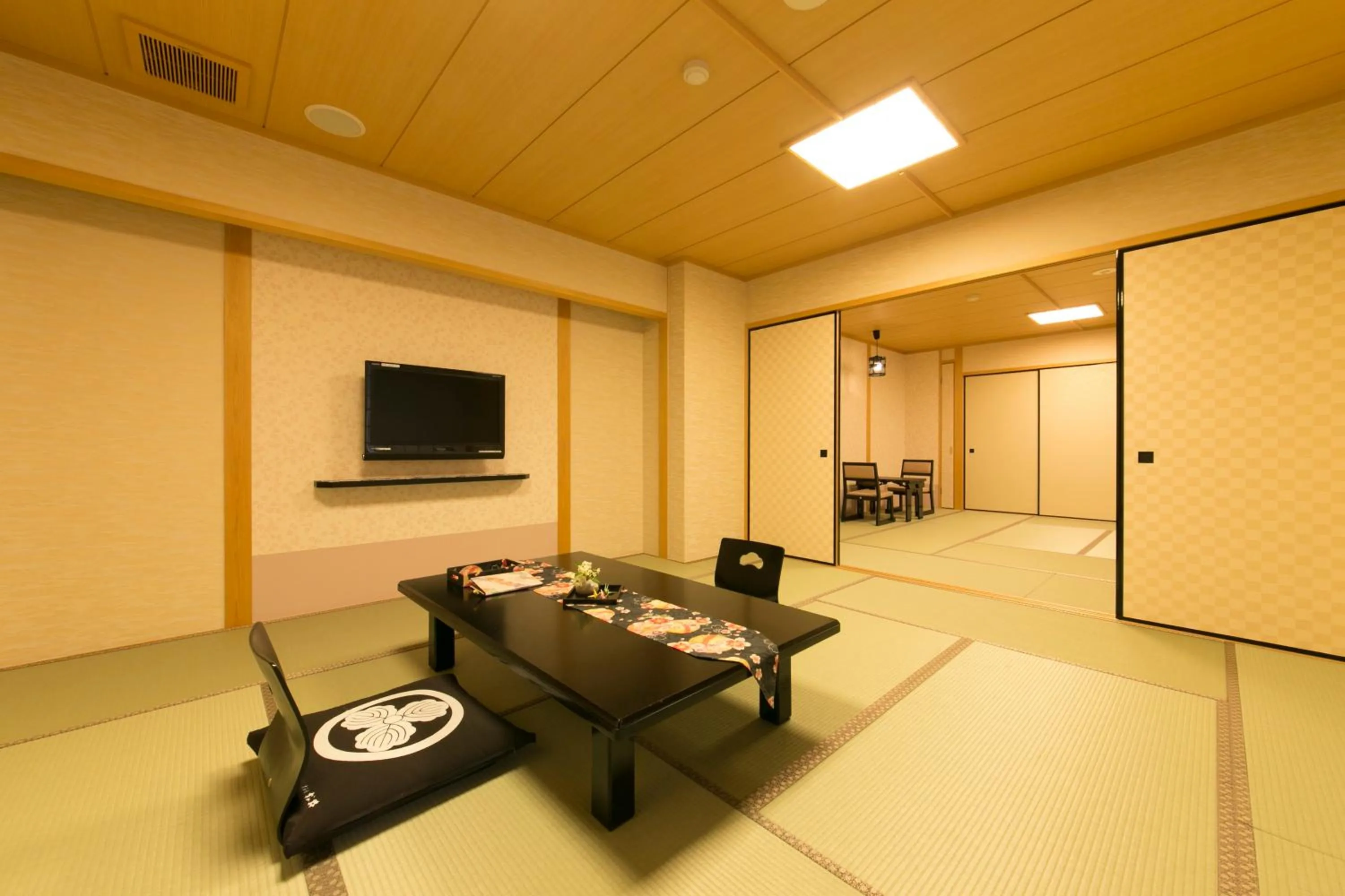 Dining area in Matsui-Bekkan Hanakanzashi