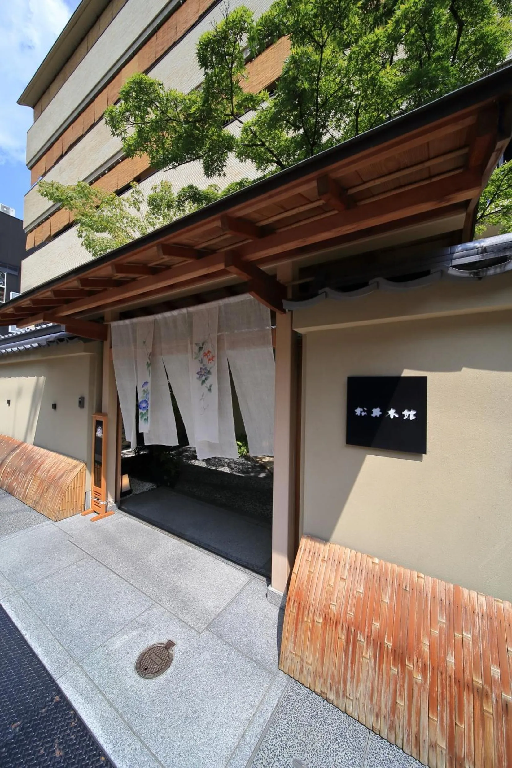 Facade/entrance in Matsui Honkan
