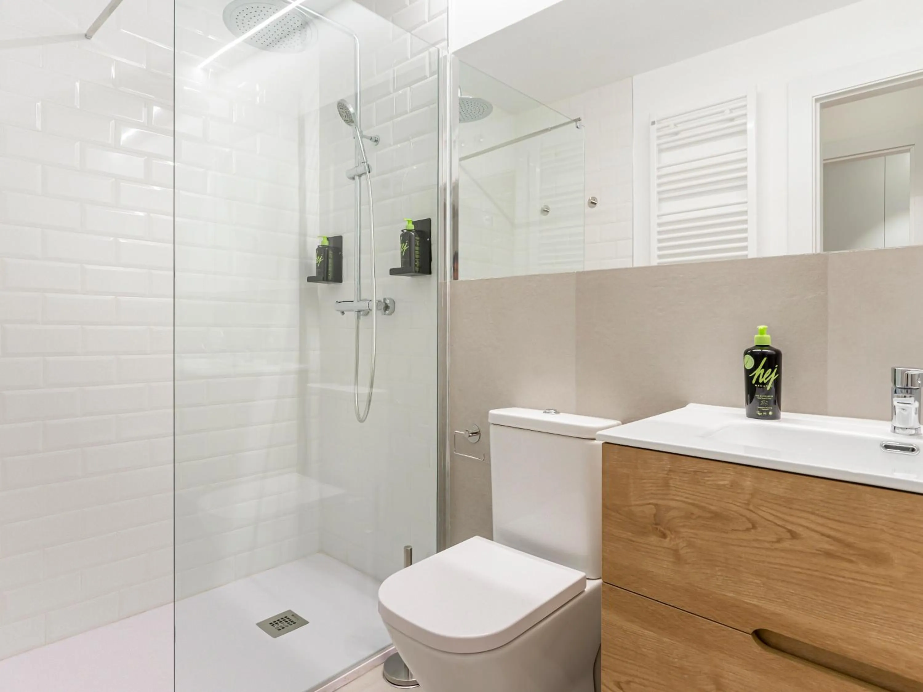 Shower in Limehome Madrid Calle de Fomento - estancia temporal