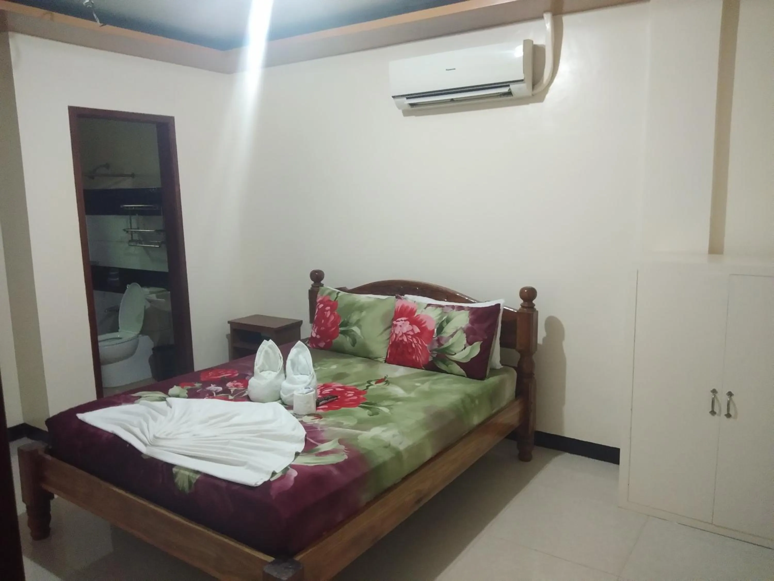 Bed in Buena's Haven Travelodge