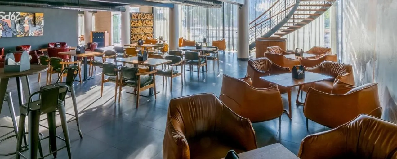 Restaurant/places to eat in Samasth Palatial