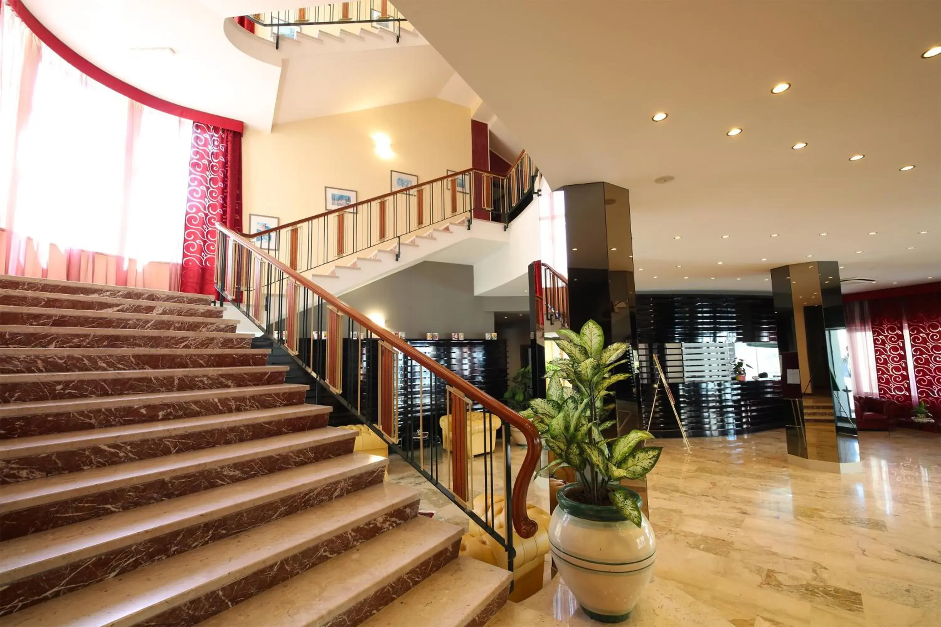 Lobby or reception in Grande Albergo Maugeri Lobby or reception in Grande Albergo Maugeri