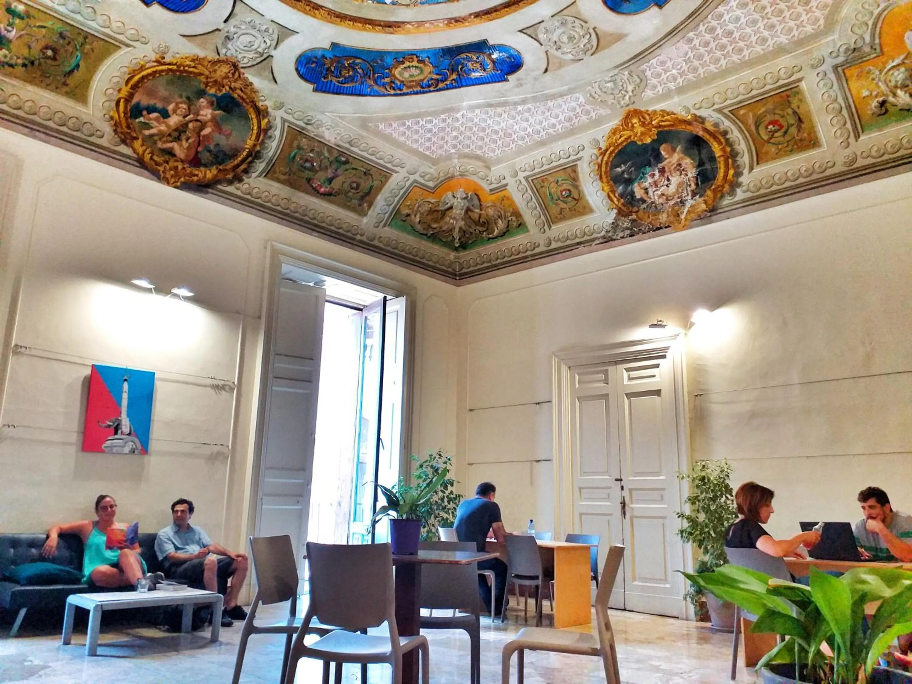 Communal lounge/ TV room in Ostello degli Elefanti