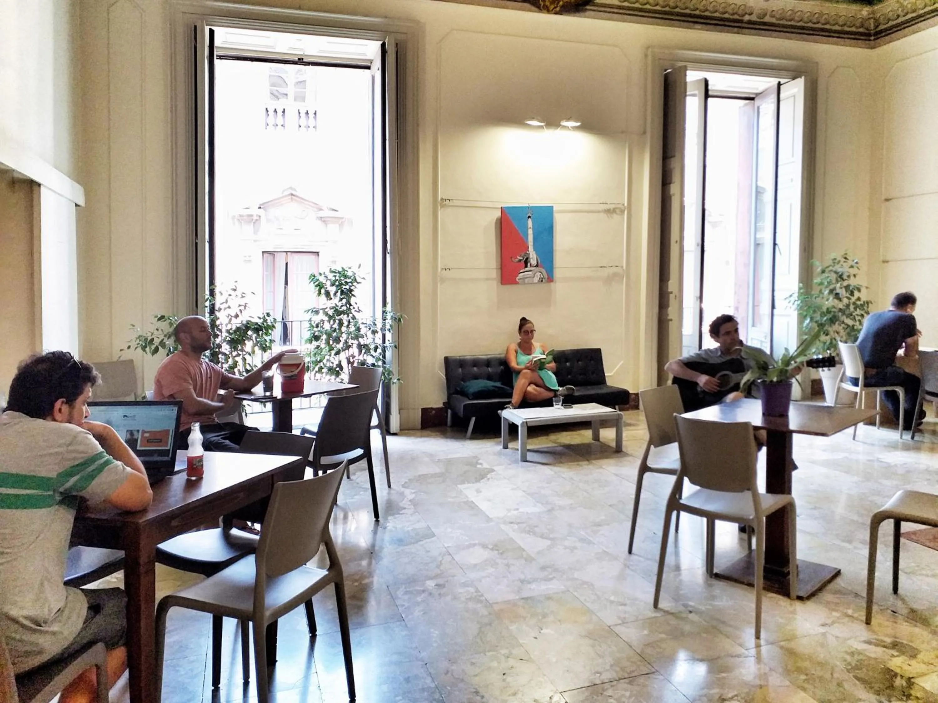 Communal lounge/ TV room in Ostello degli Elefanti