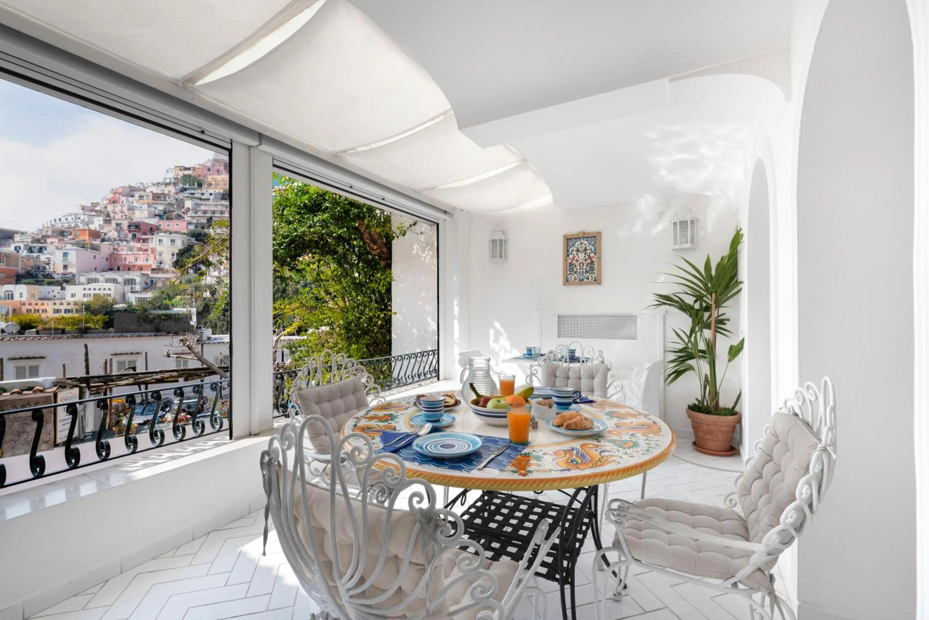 Restaurant/places to eat in Hotel Bougainville