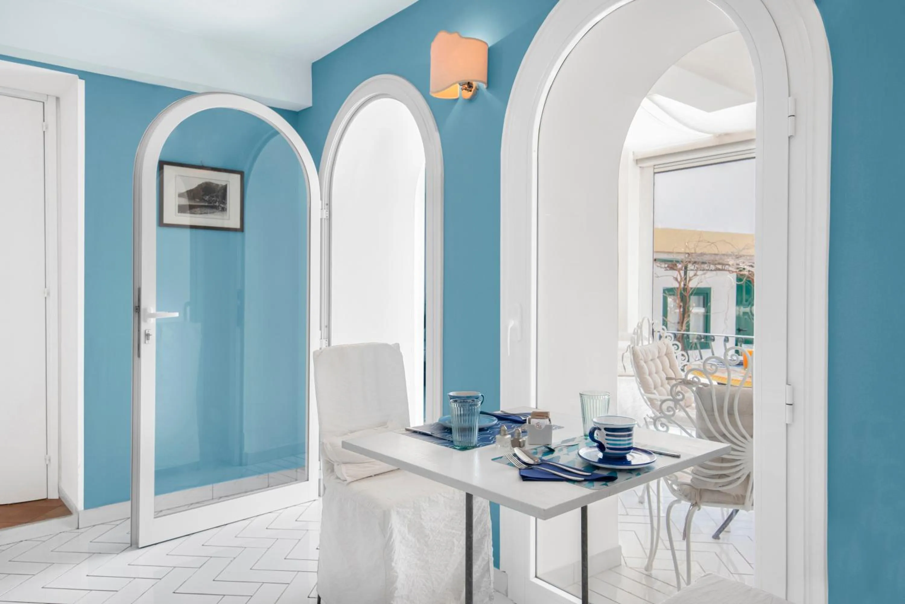 Restaurant/places to eat in Hotel Bougainville