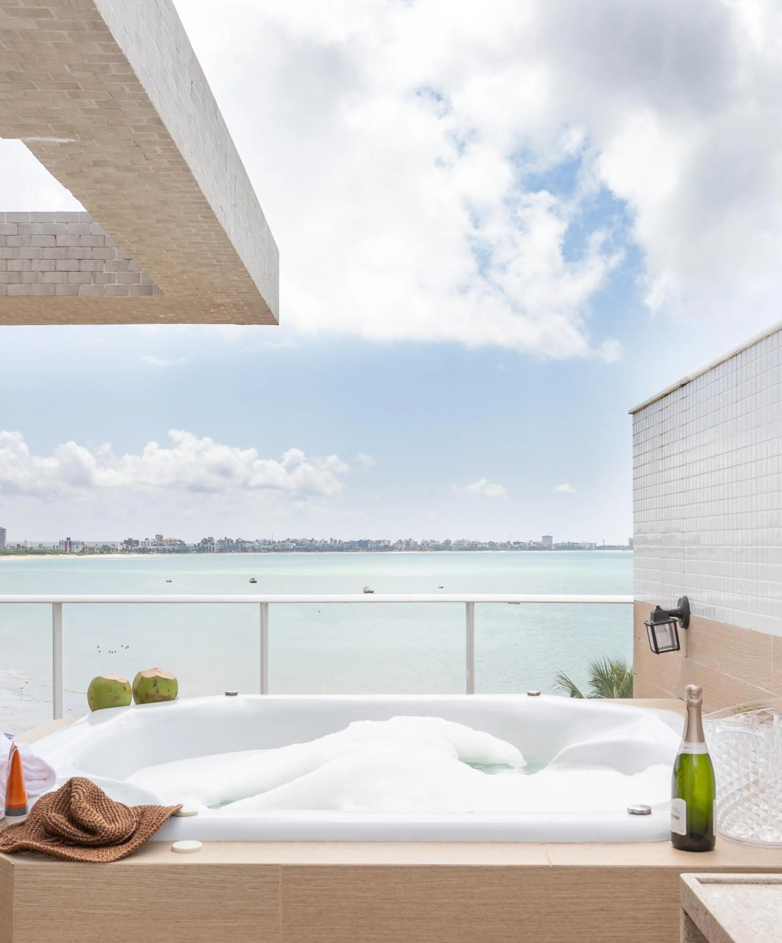 Branco Haus - Pé na areia do Bessa