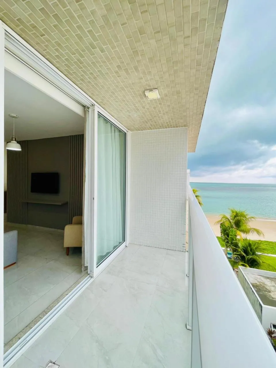 Branco Haus - Pé na areia do Bessa