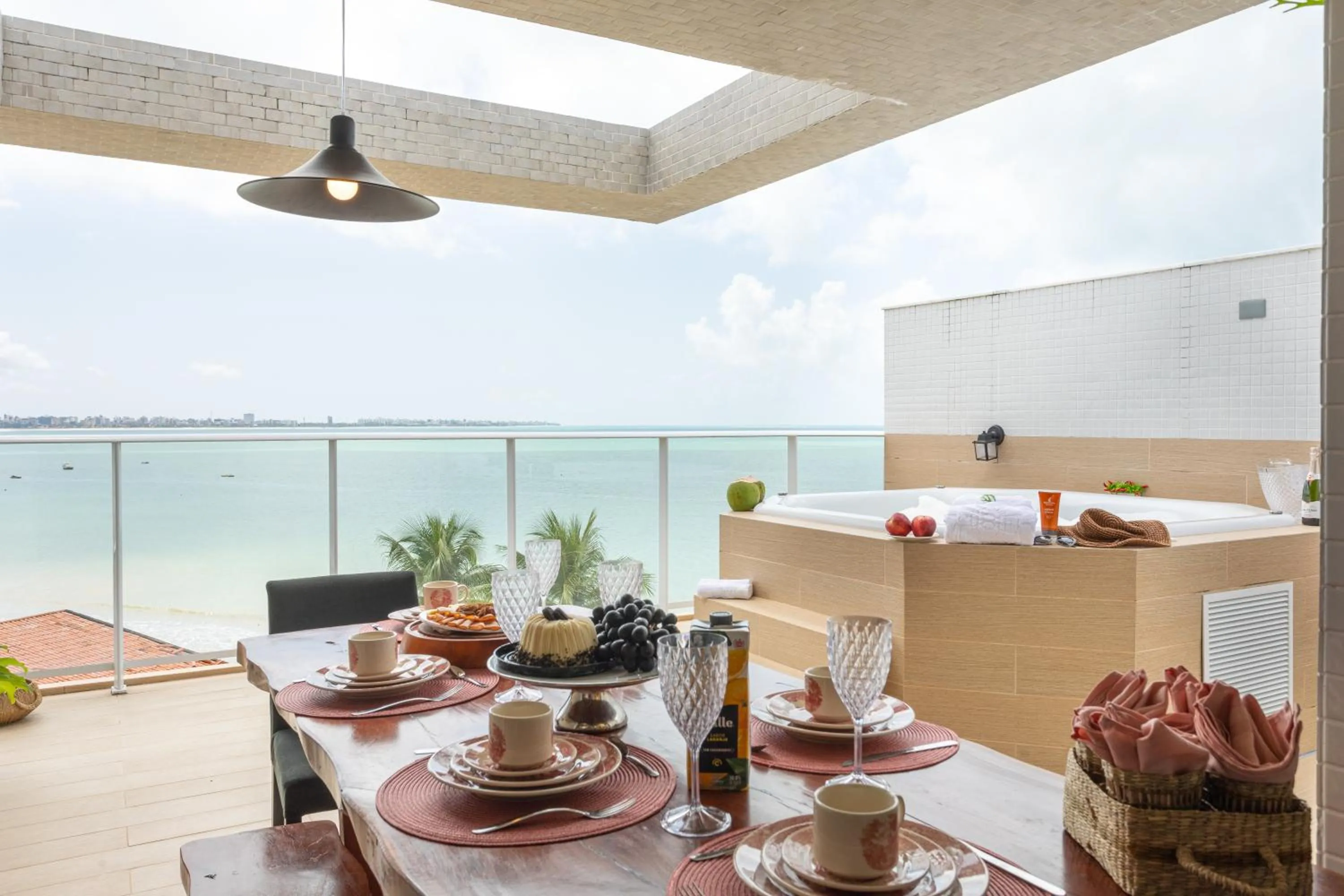 Branco Haus - Pé na areia do Bessa