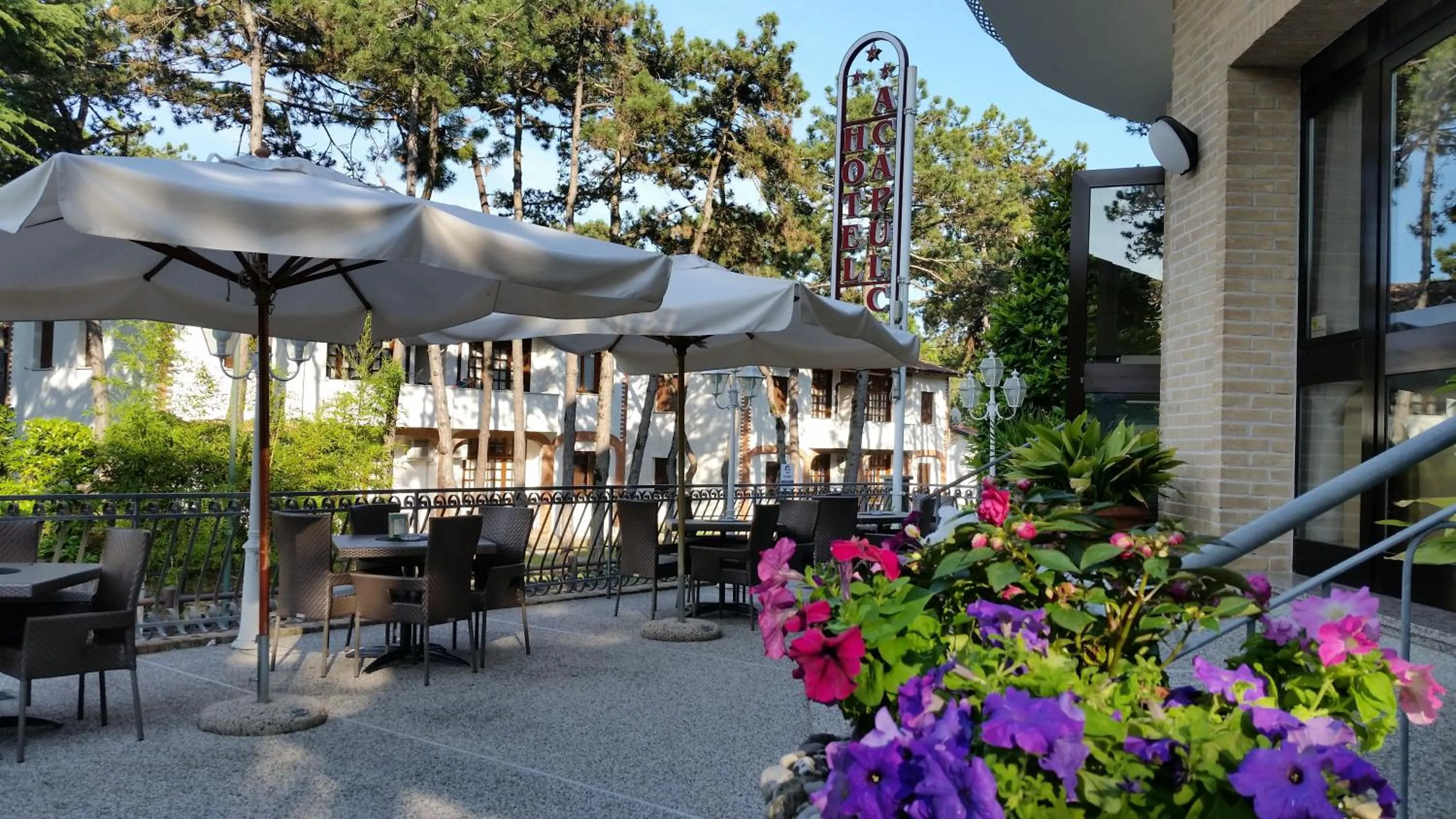 Facade/entrance in Hotel Acapulco