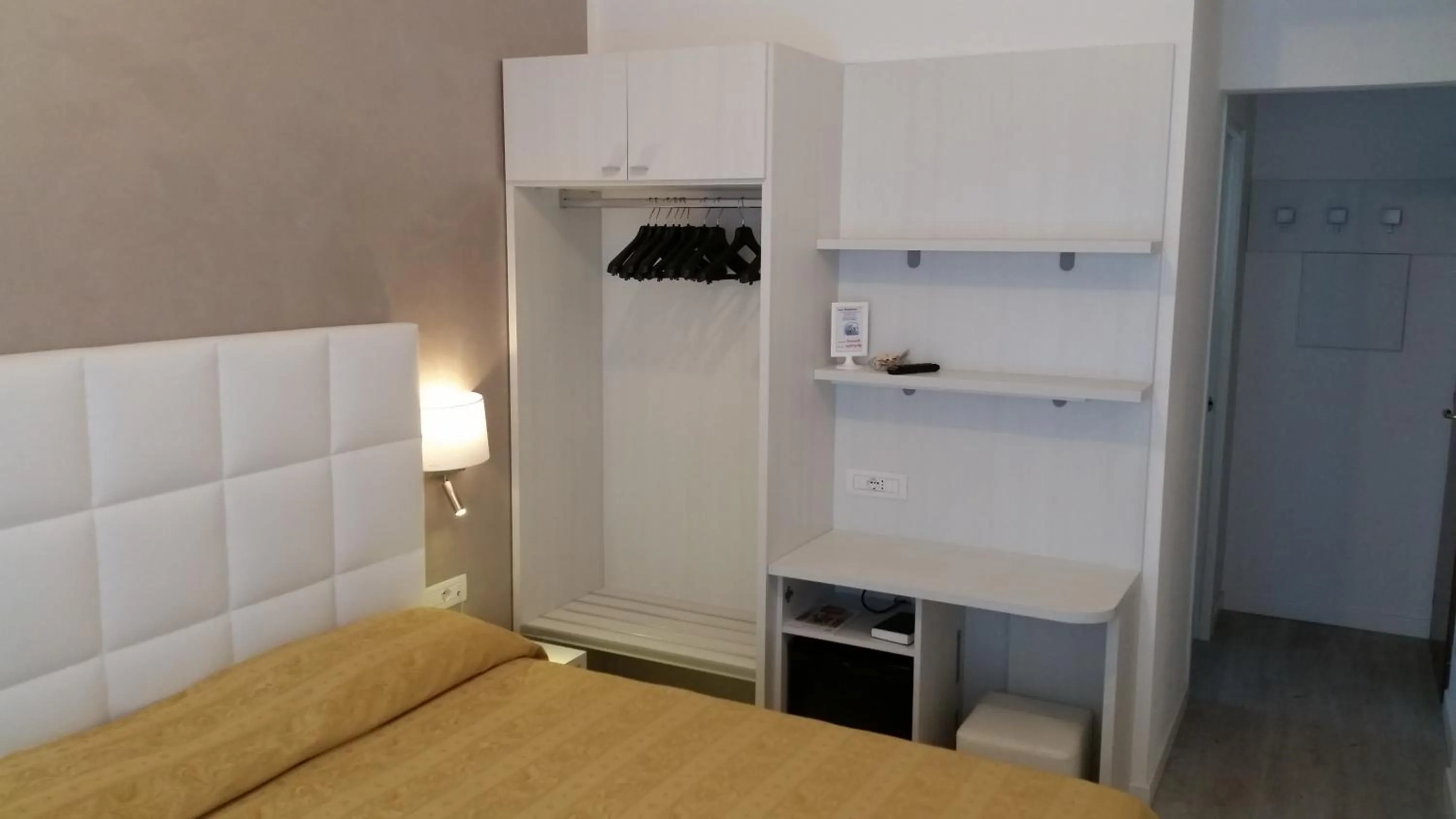 Photo of the whole room, Bed in Hotel Acapulco