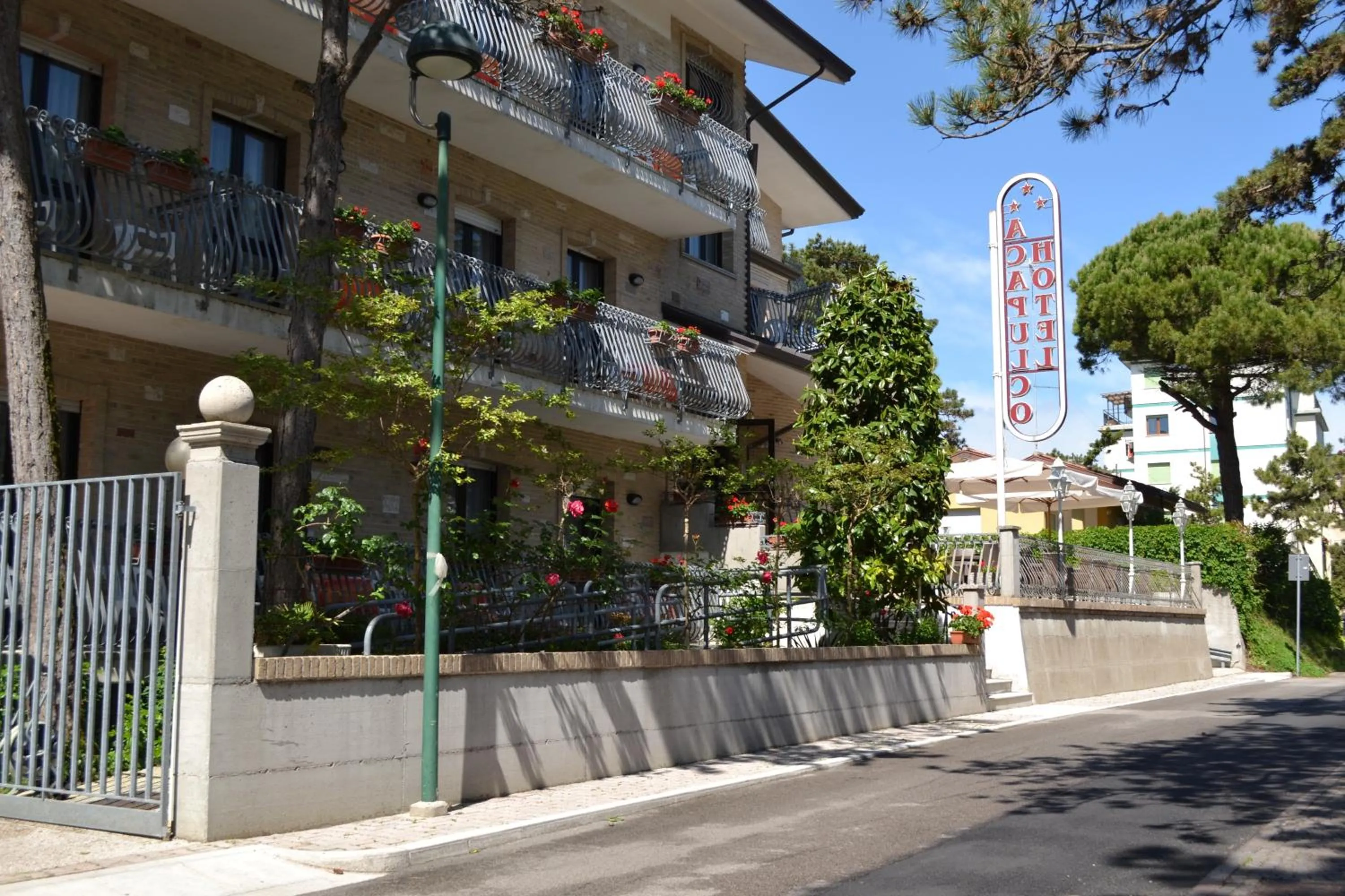 Facade/entrance in Hotel Acapulco