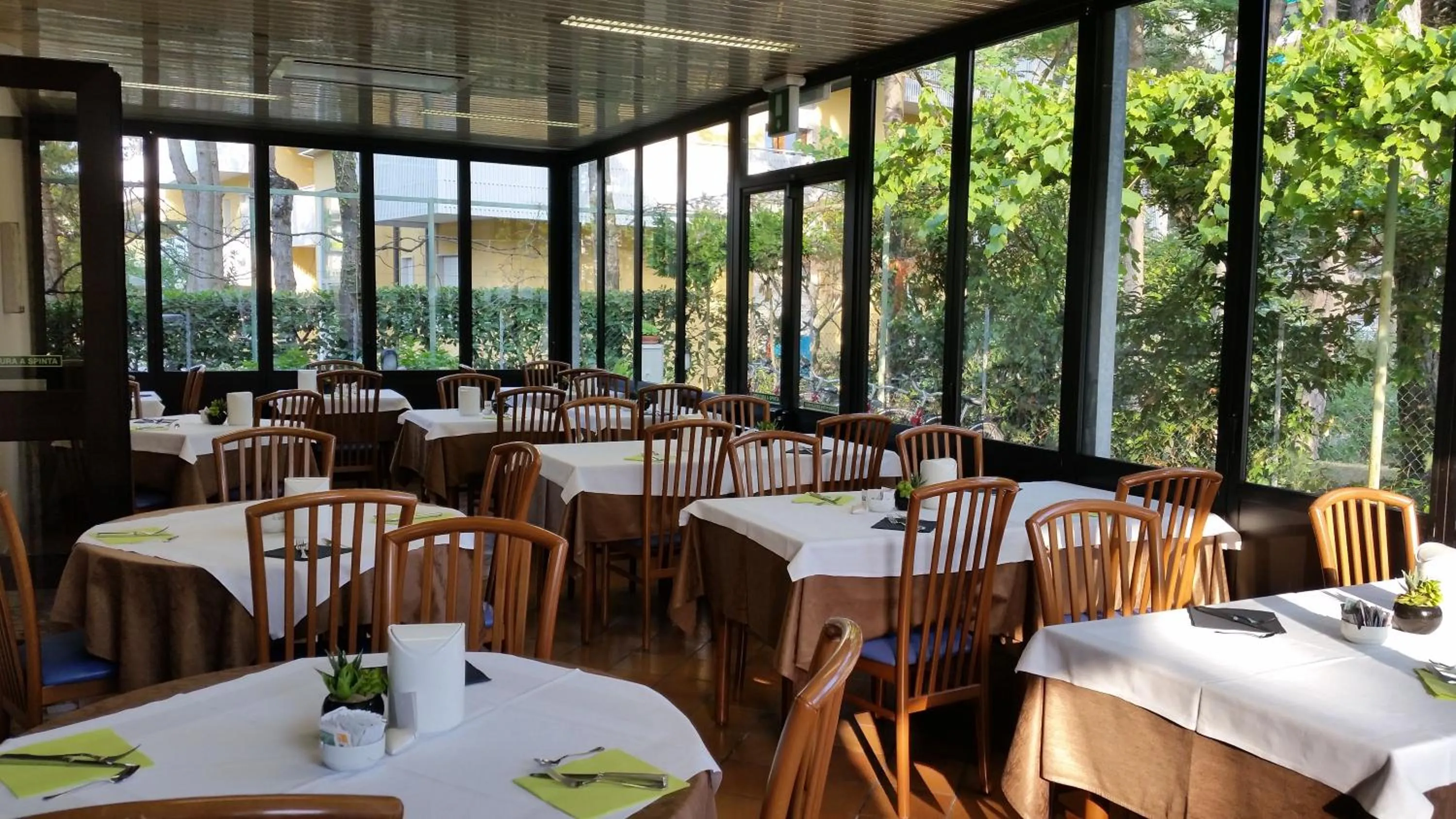 Restaurant/places to eat in Hotel Acapulco