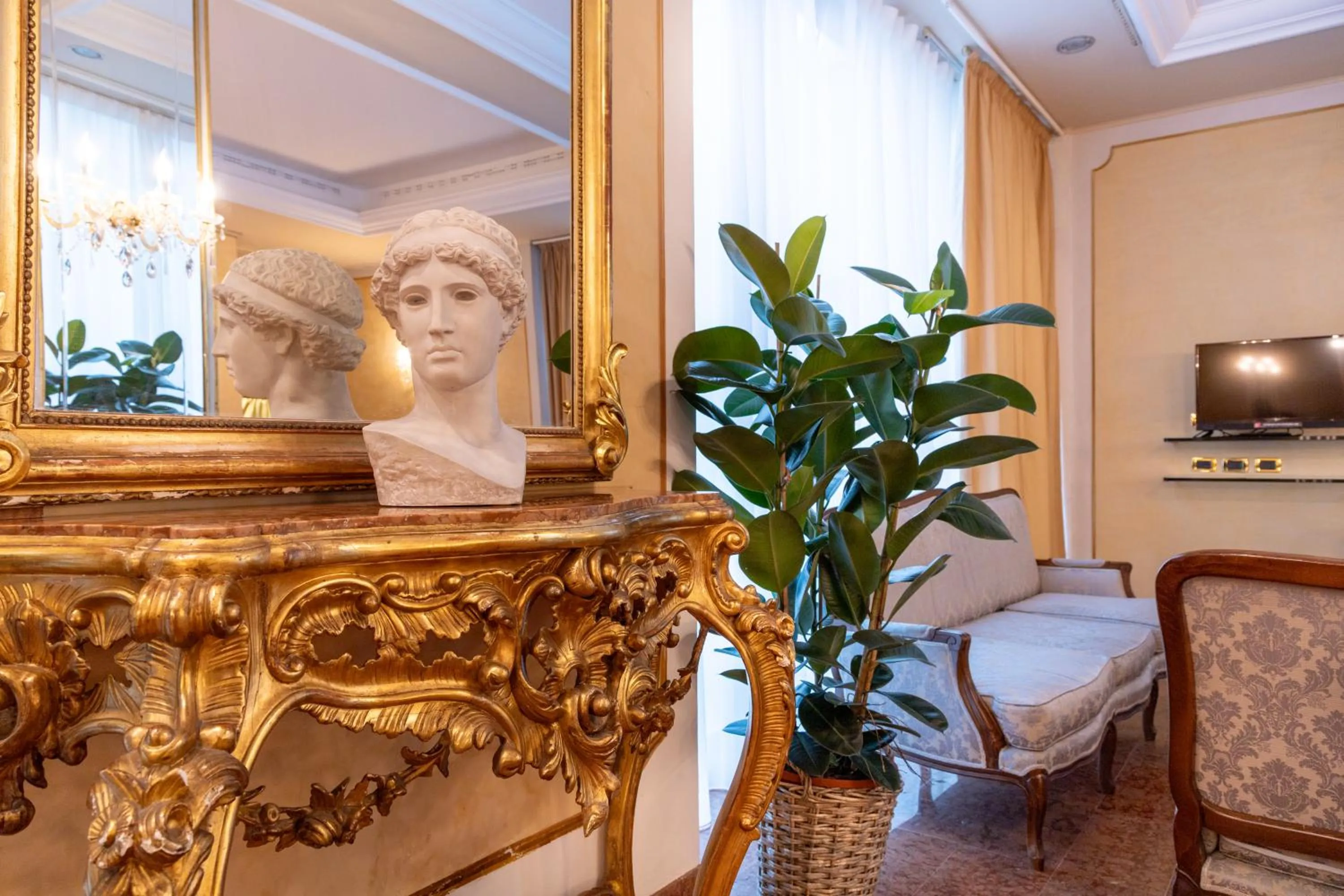 Restaurant/places to eat in Hotel Stendhal