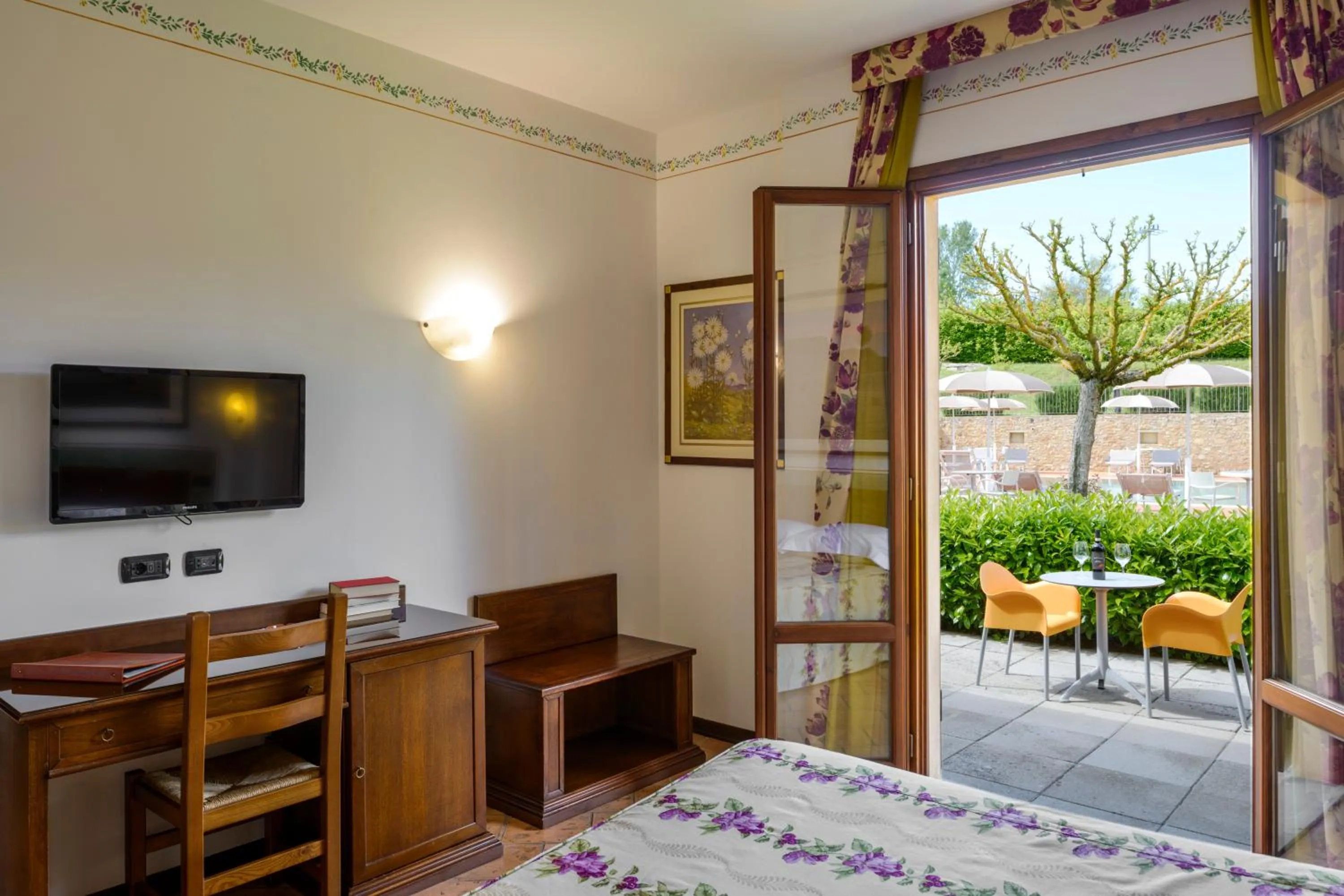 Patio, Bed in Hotel Sovestro