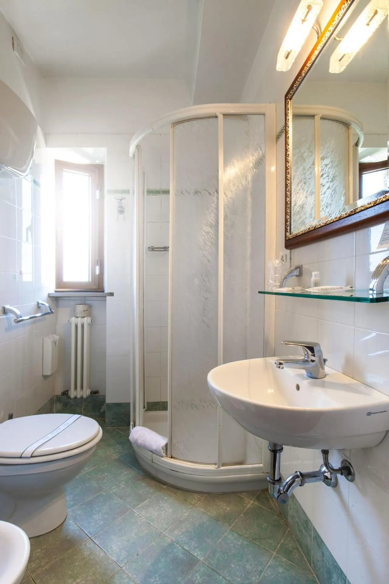 Shower in Hotel Porta Romana di Luce Hotels