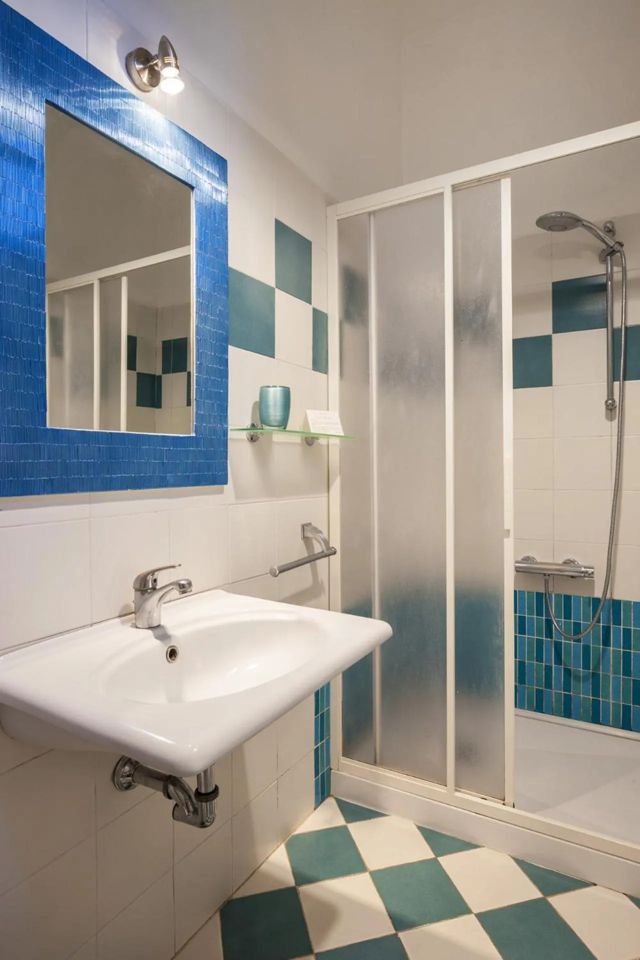 Shower in Hotel Porta Romana di Luce Hotels