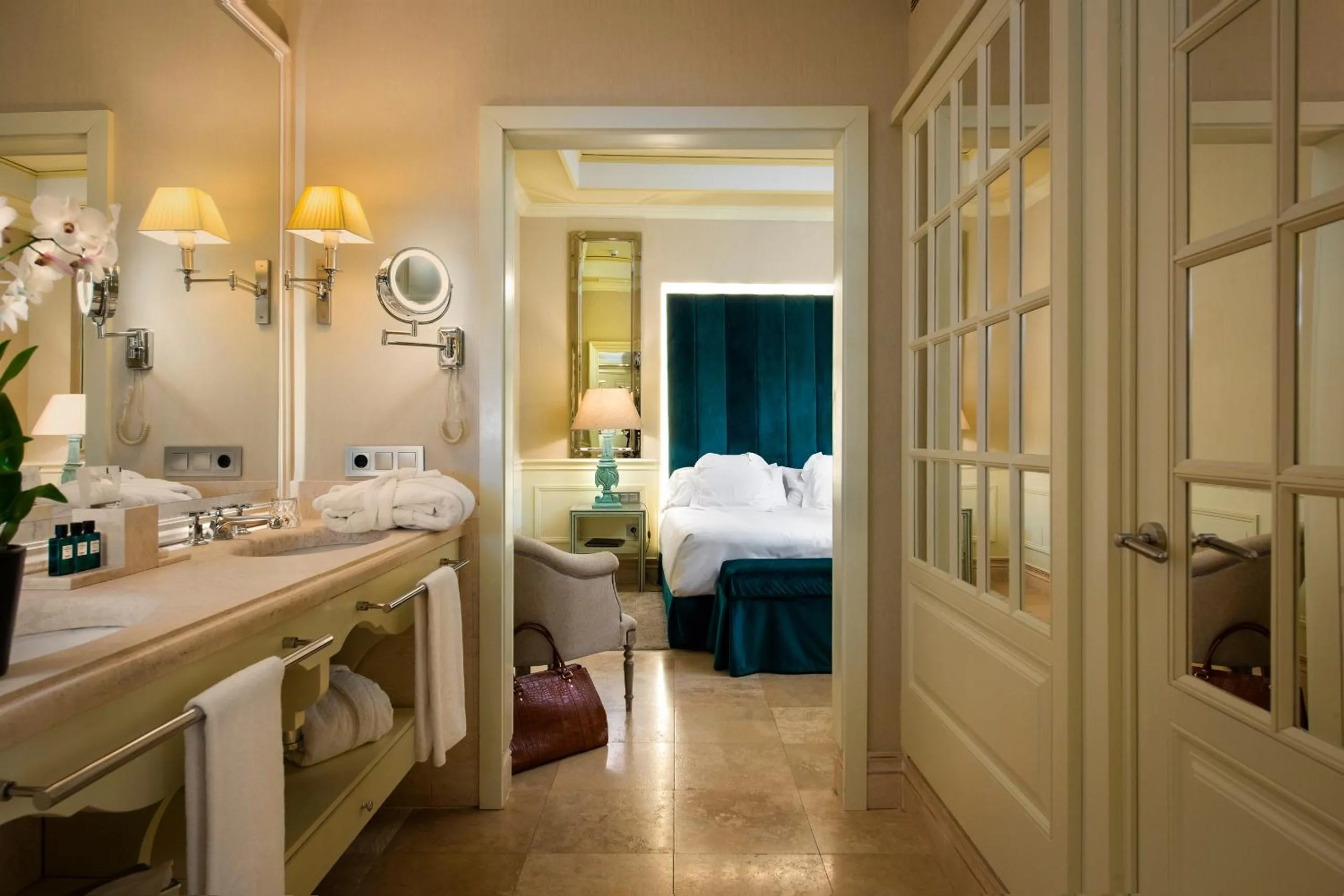 Bathroom, Bed in Hotel Casa Del Poeta