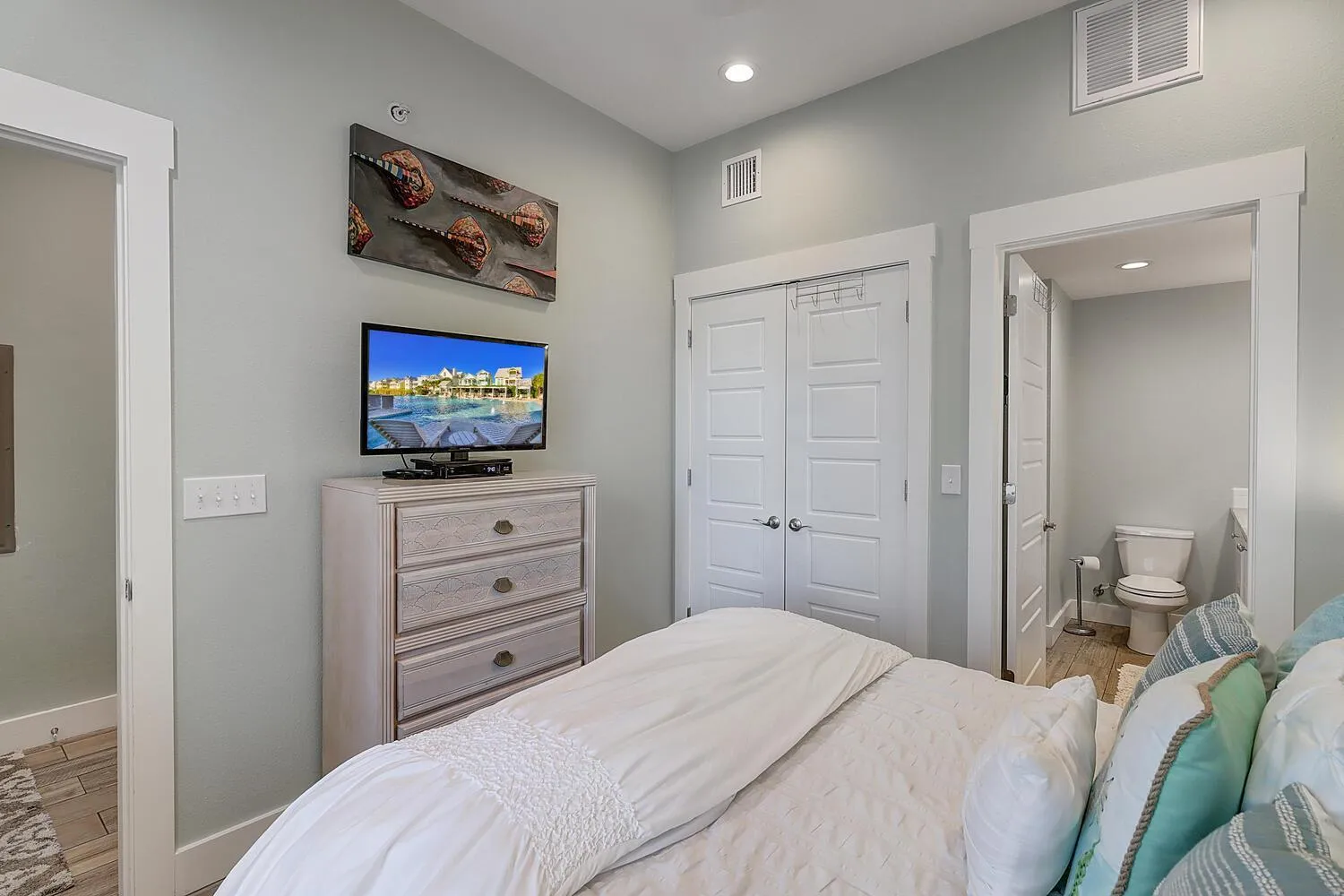 Other, Bed in Shells on the Beach TC 2104