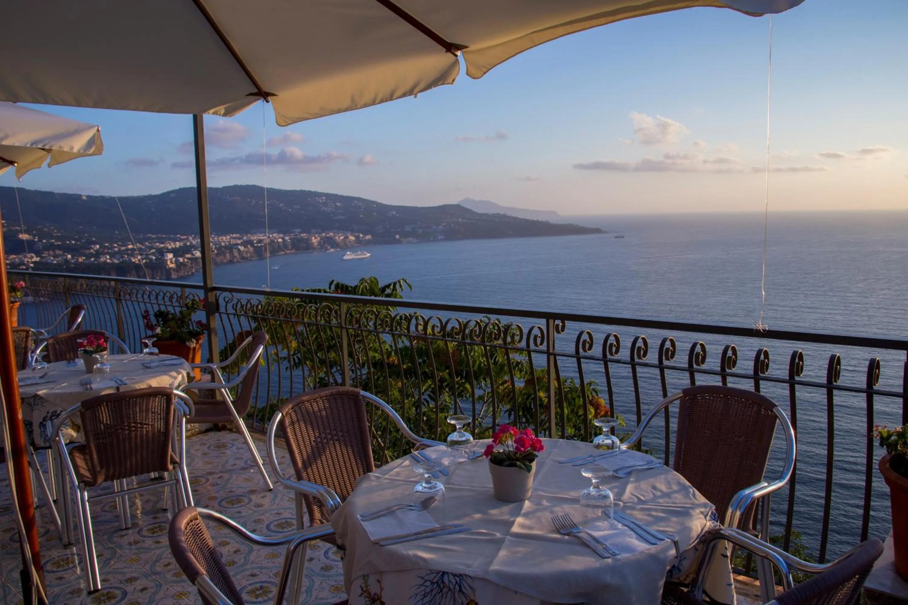 Restaurant/places to eat in Baia Serena