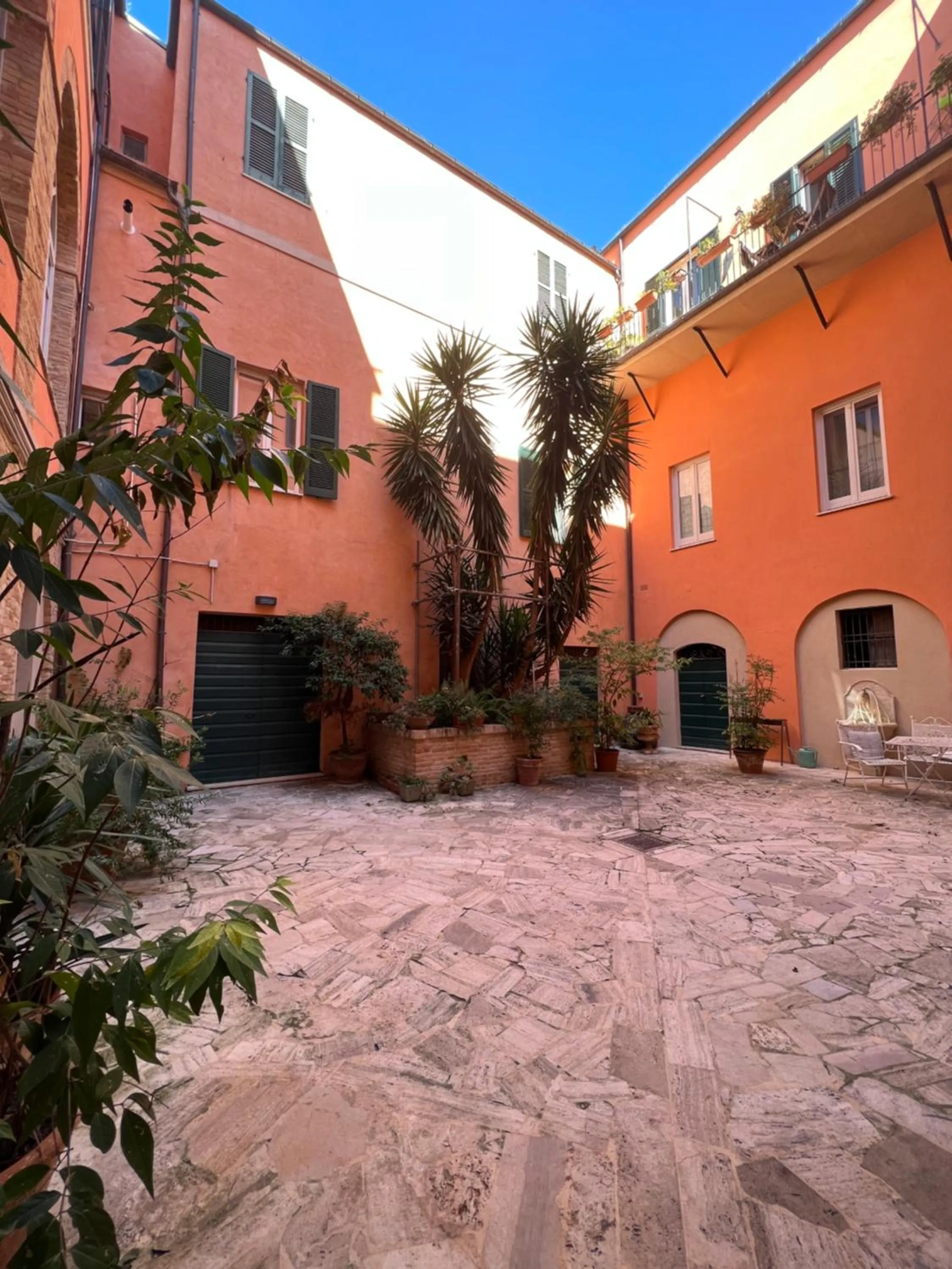 Inner courtyard view in B&B letterario Palazzo Pistocchi