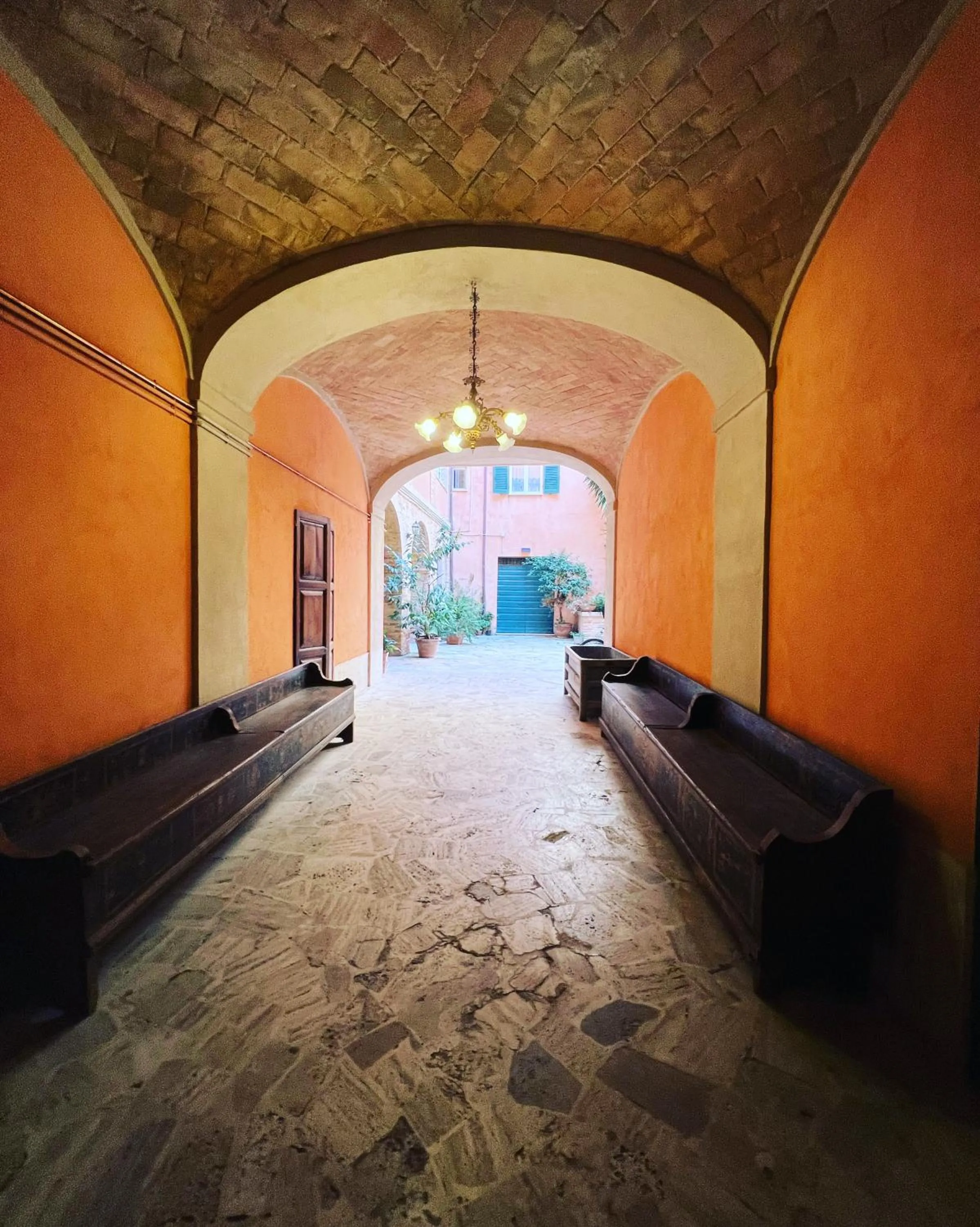 Inner courtyard view in B&B letterario Palazzo Pistocchi