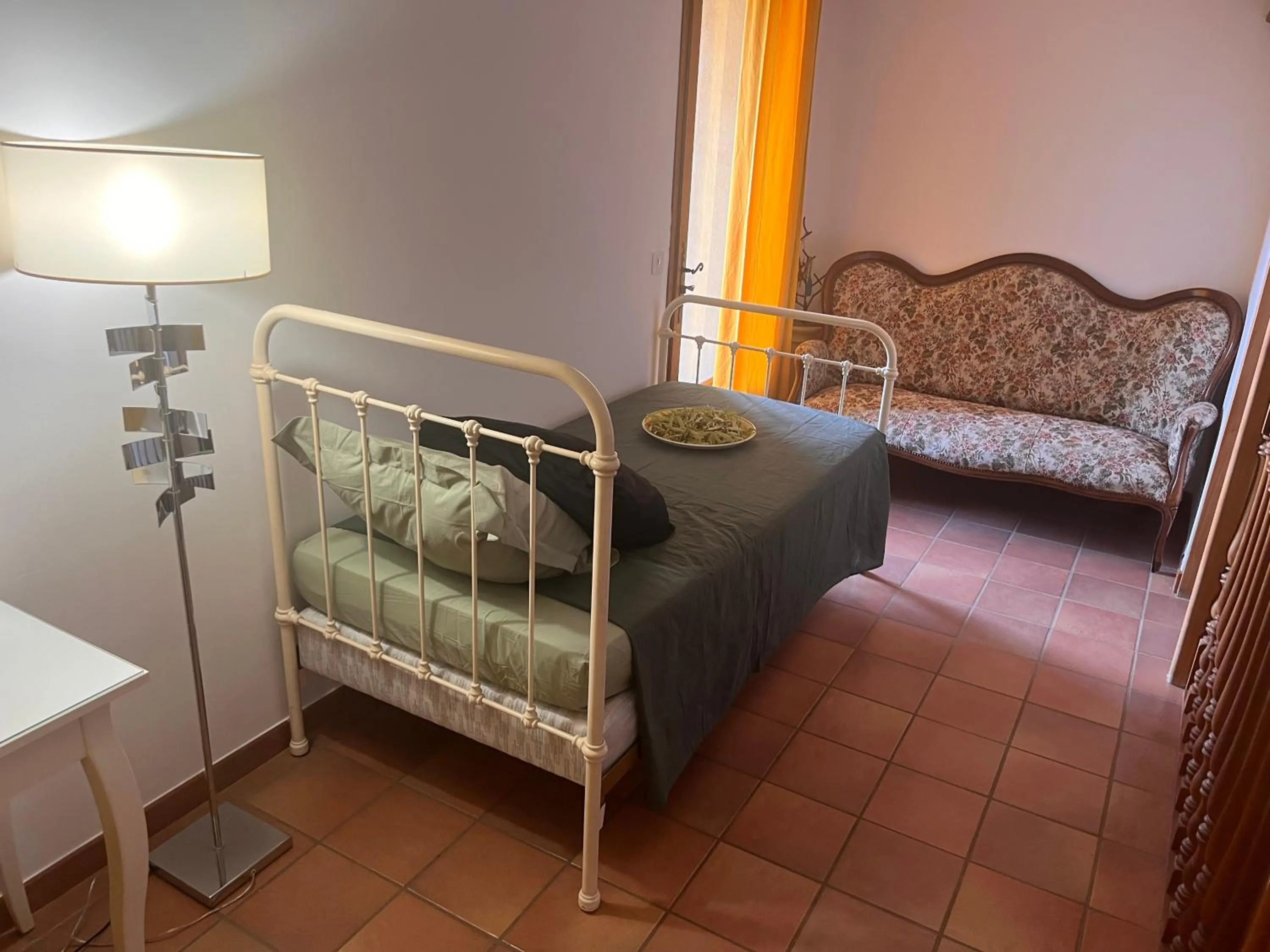 Photo of the whole room, Bed in Le Mazet de choubouloute