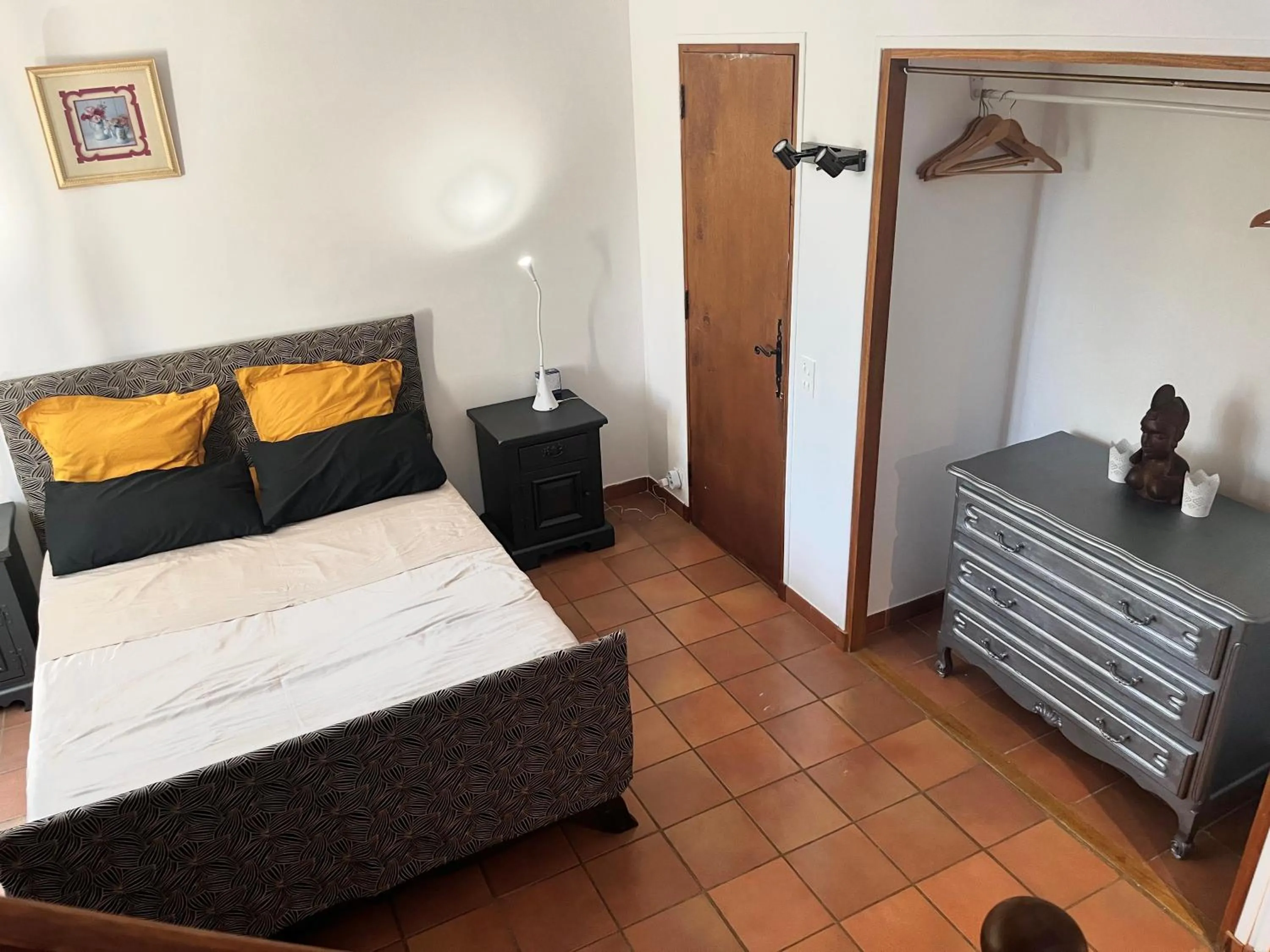Photo of the whole room, Bed in Le Mazet de choubouloute
