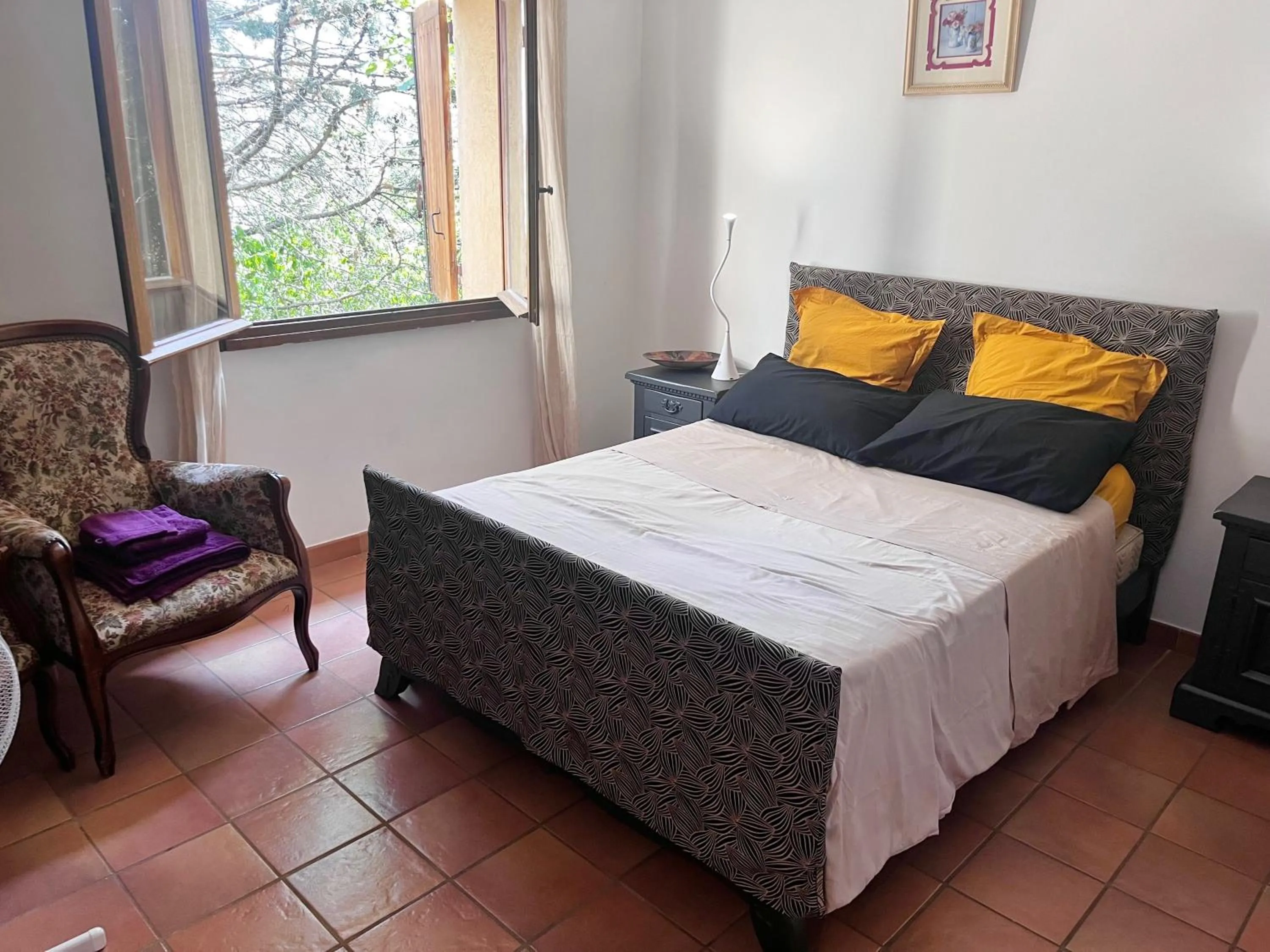 Photo of the whole room, Bed in Le Mazet de choubouloute
