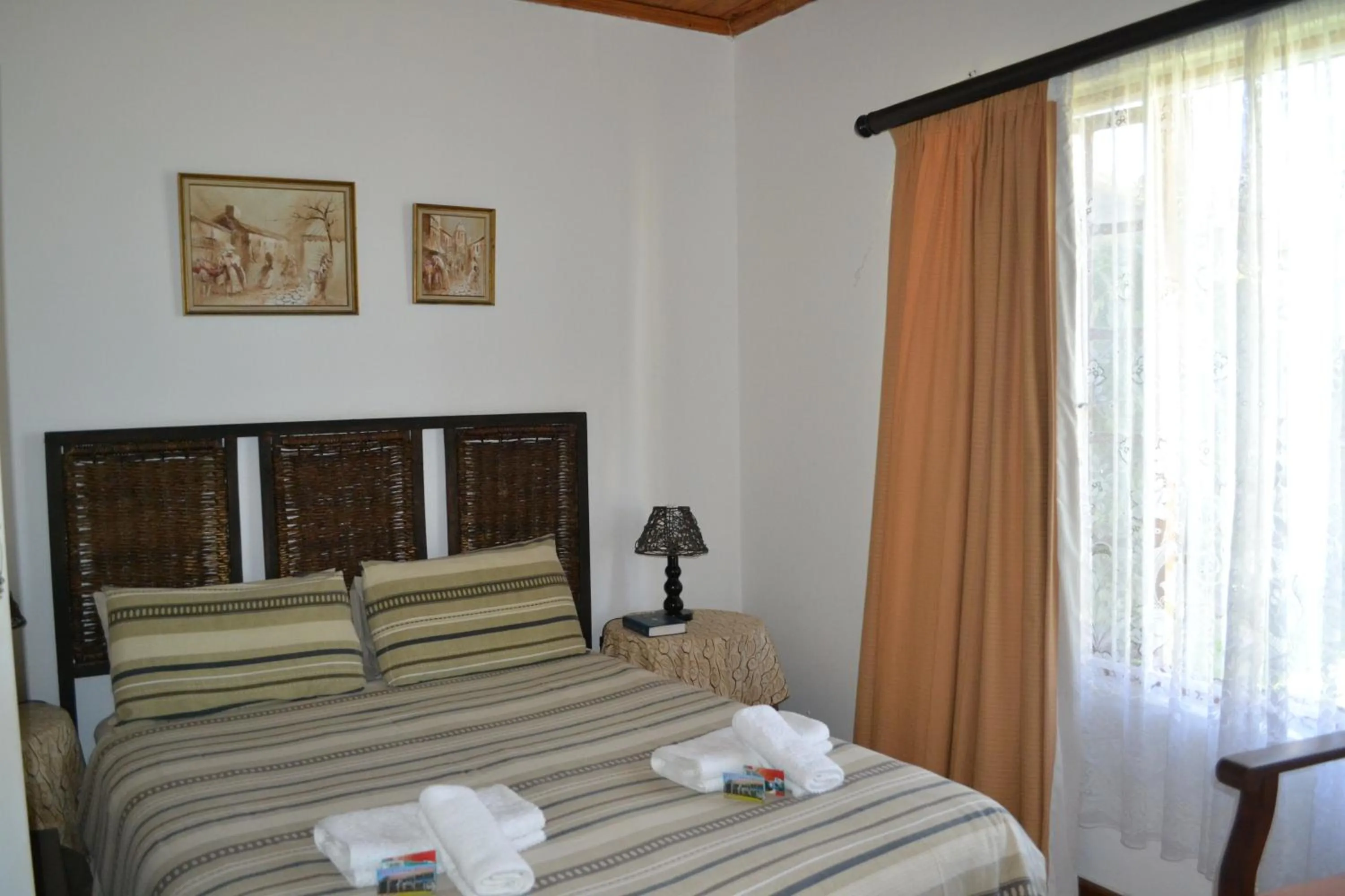 Bed in Crowned Crane