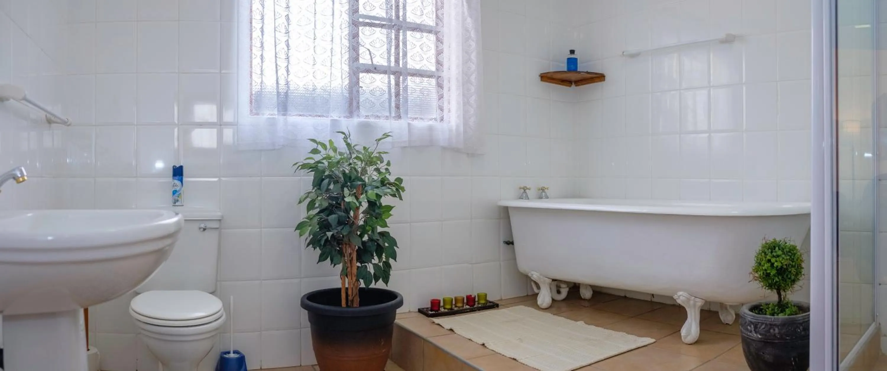 Bathroom in Crowned Crane