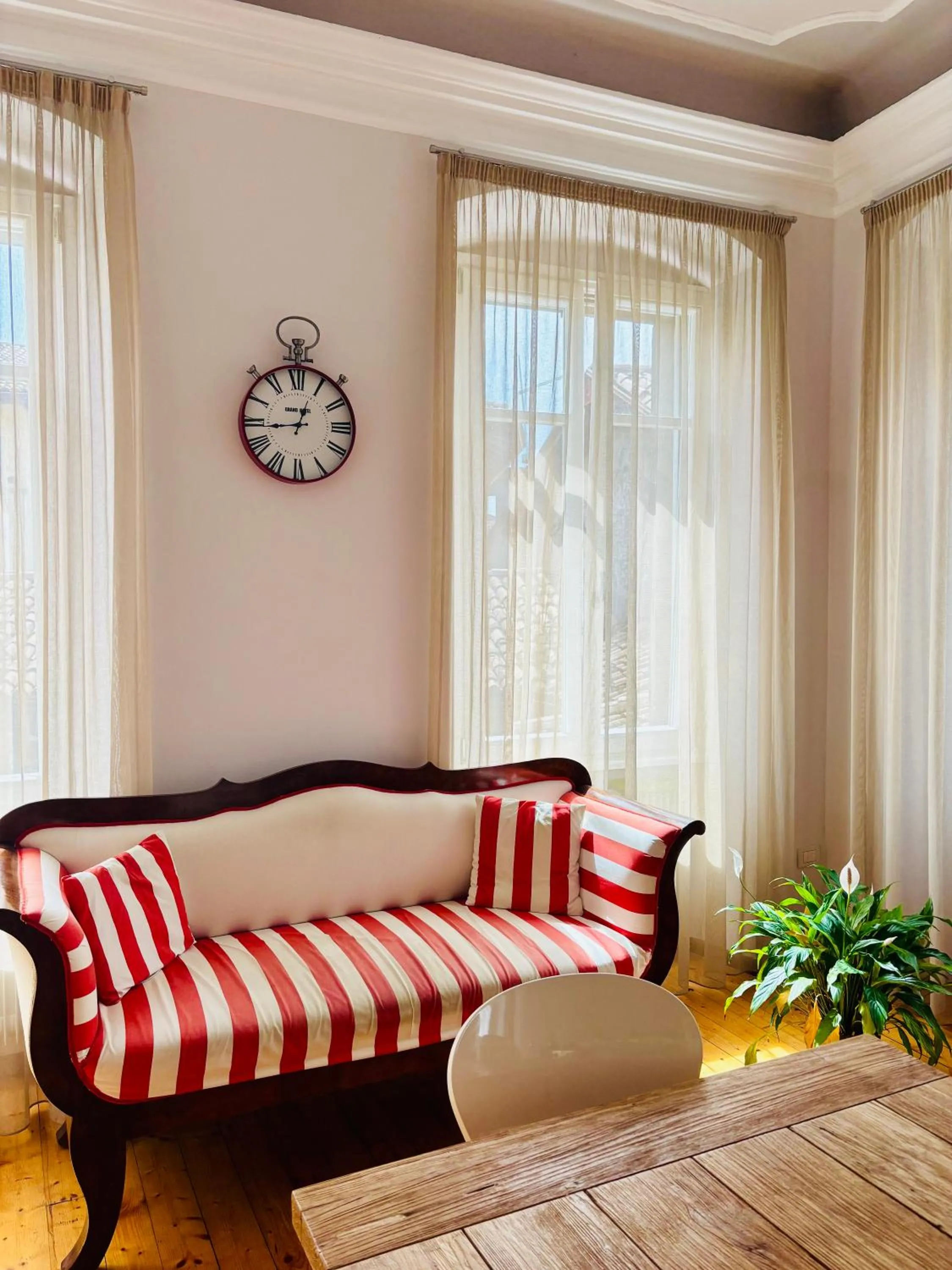 Decorative detail in Al Cavour 34